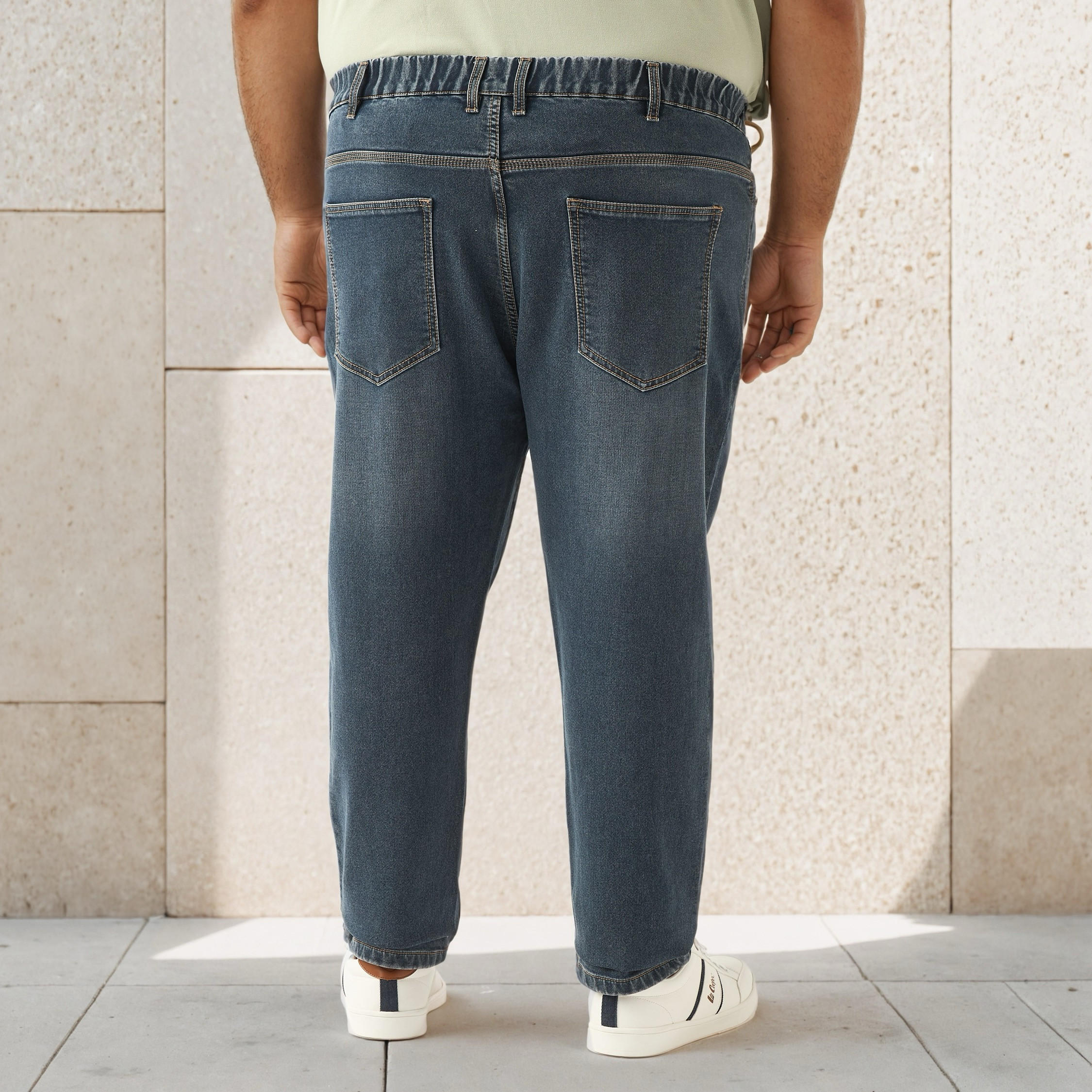 بنطلون جينز مقاس كبير بقصة عادية وخصر مرن-men-clothing-bottoms-jeans-image-3
