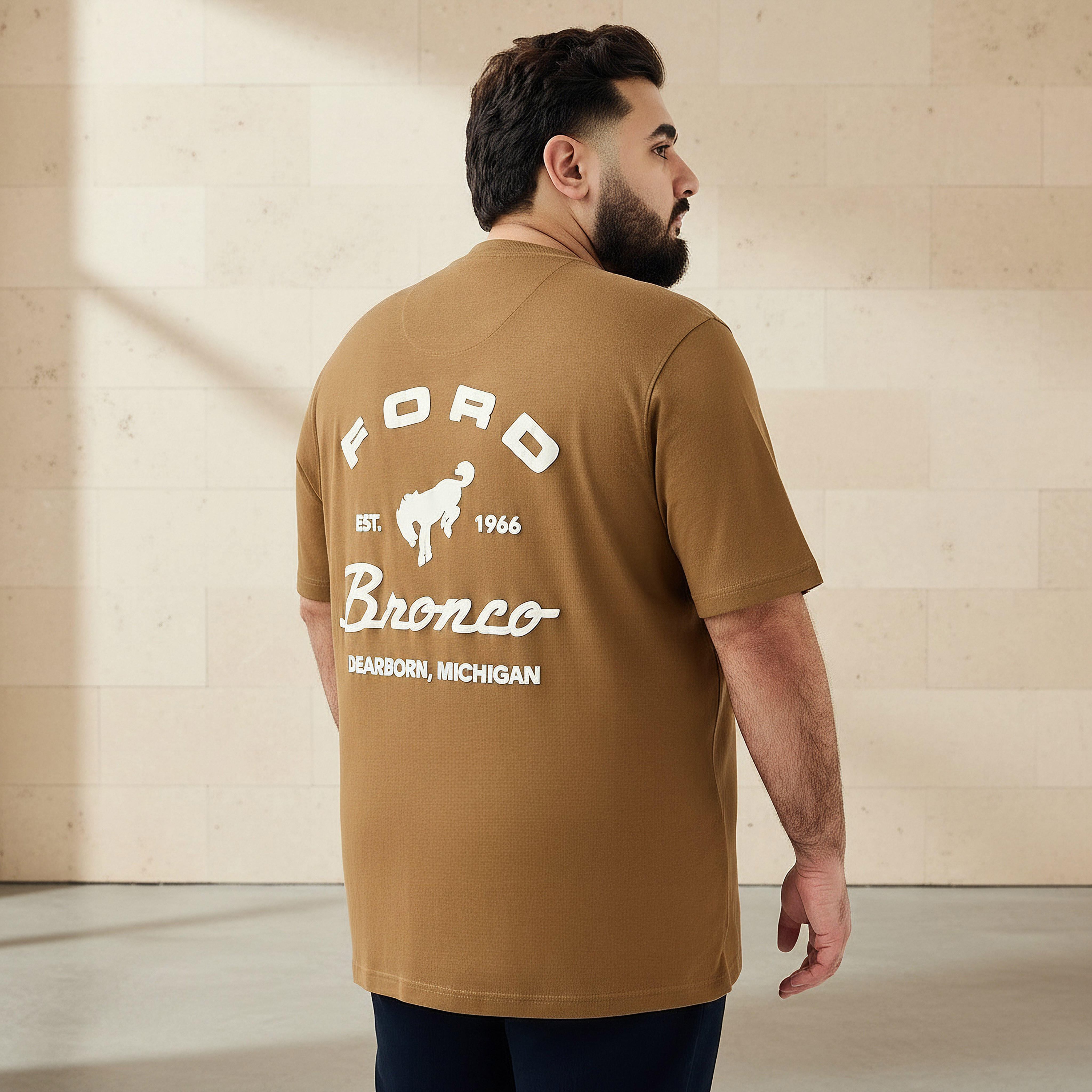 تيشيرت بقصة عادية وياقة ضيقة وأكمام قصيرة وطبعات شعار فورد للرجال-men-clothing-tshirtsandpolos-tshirts-image-1