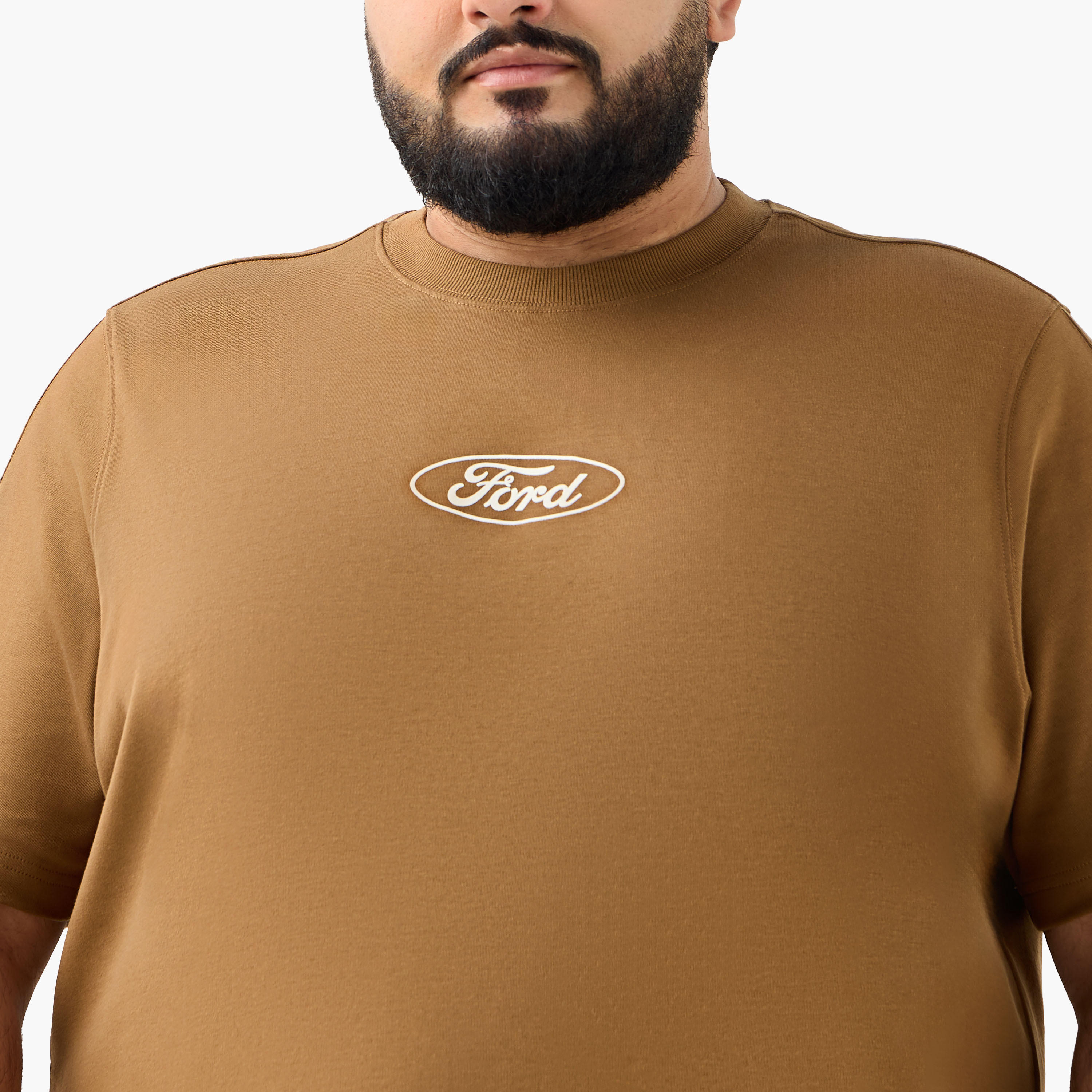 تيشيرت بقصة عادية وياقة ضيقة وأكمام قصيرة وطبعات شعار فورد للرجال-men-clothing-tshirtsandpolos-tshirts-image-4