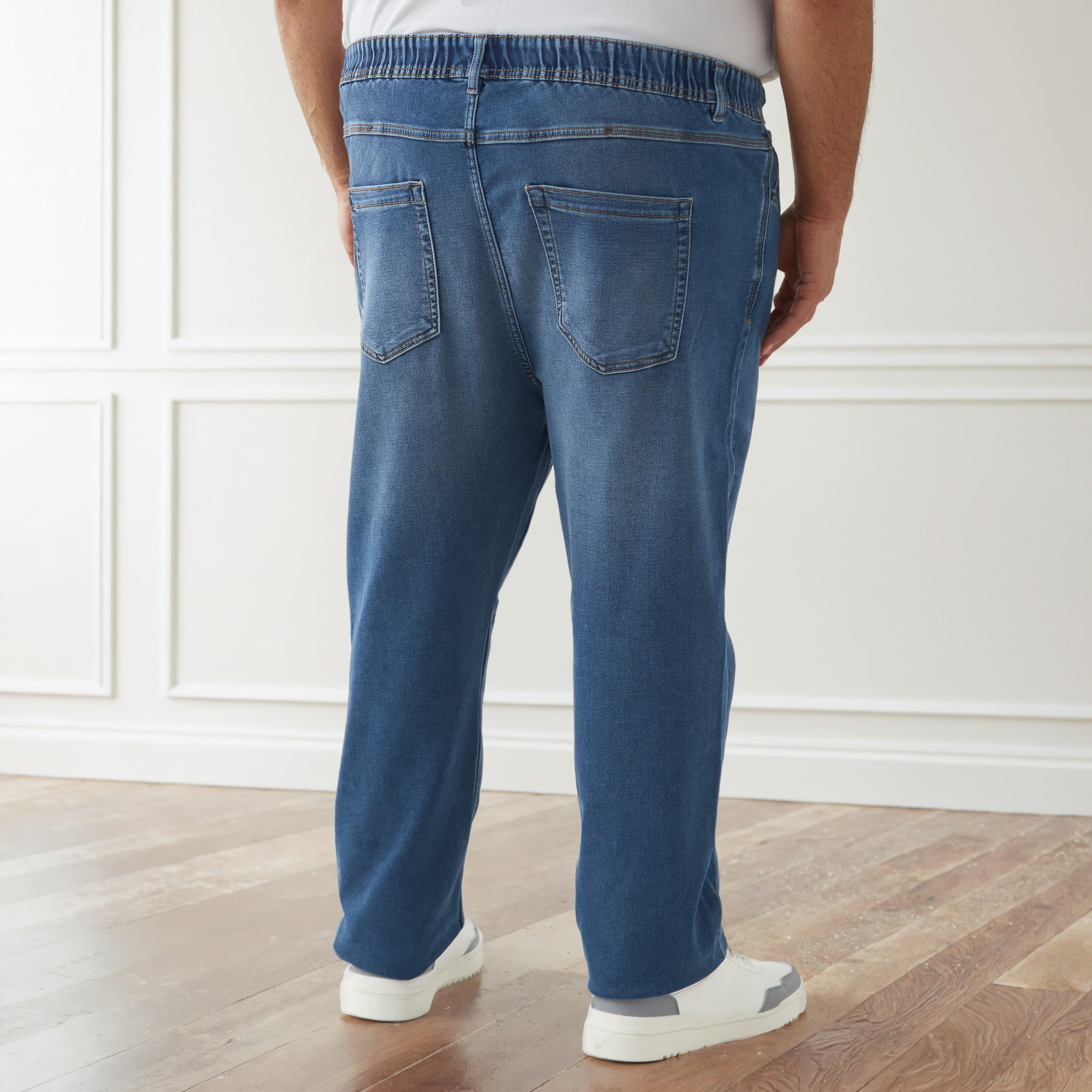 بنطلون جينز بقصة عادية وخصر مرن وجيب للرجال-men-clothing-bottoms-jeans-image-3