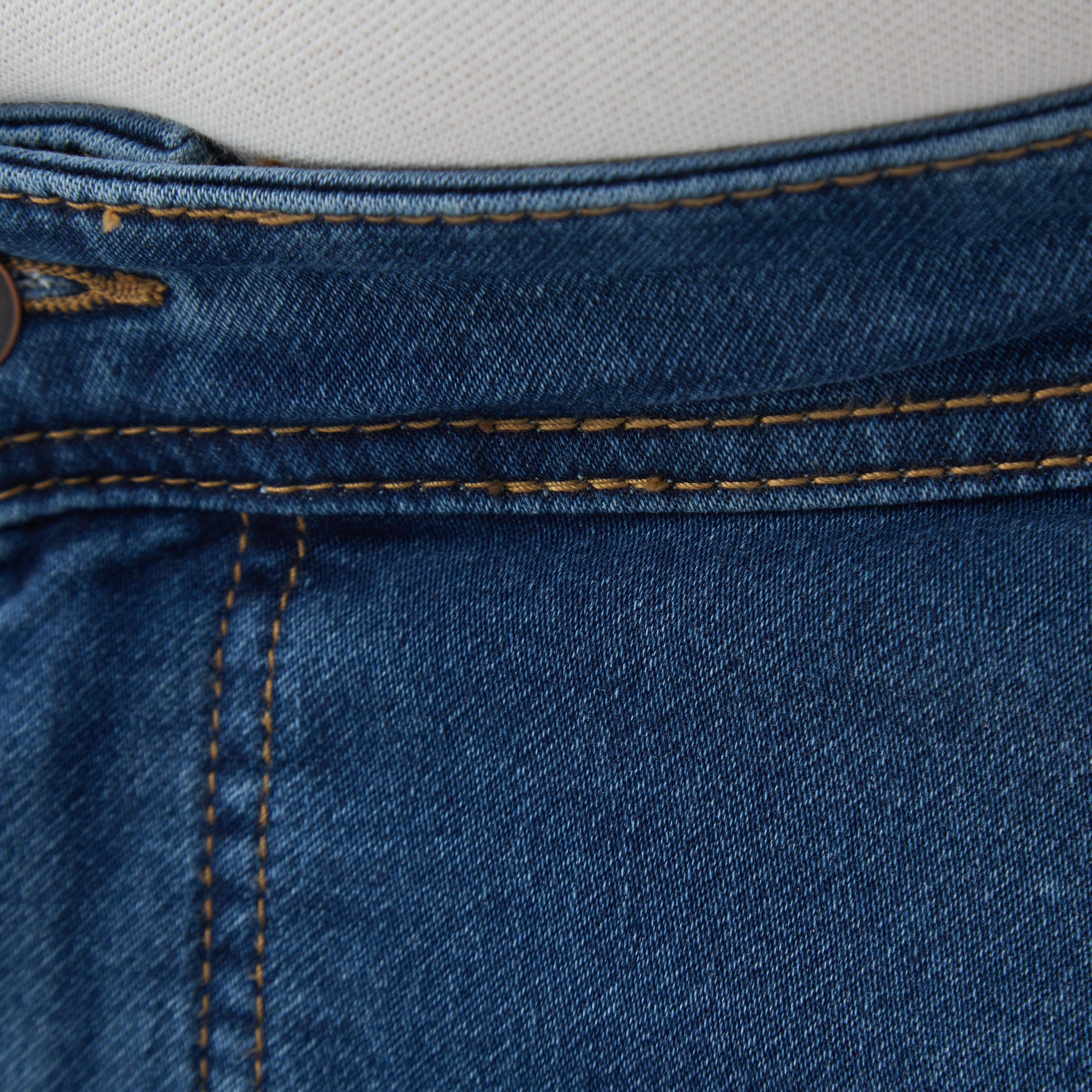 بنطلون جينز بقصة عادية وخصر مرن وجيب للرجال-men-clothing-bottoms-jeans-image-2