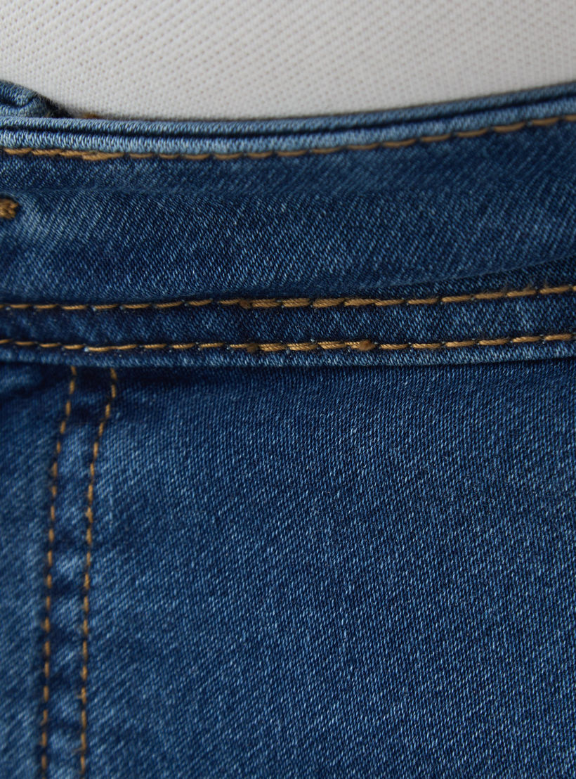 بنطلون جينز بقصة عادية وخصر مرن وجيب للرجال-men-clothing-bottoms-jeans-image-4