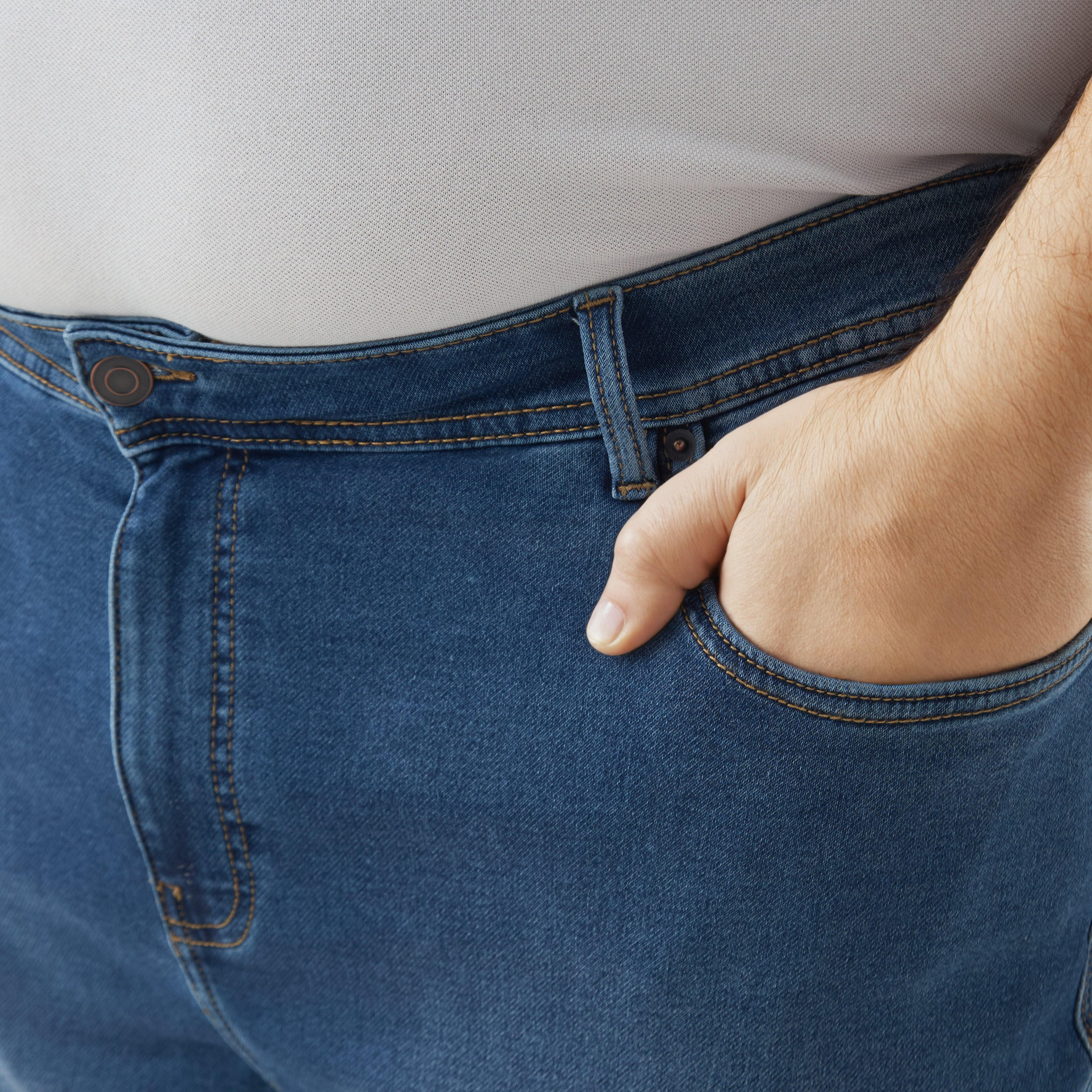 بنطلون جينز بقصة عادية وخصر مرن وجيب للرجال-men-clothing-bottoms-jeans-image-5