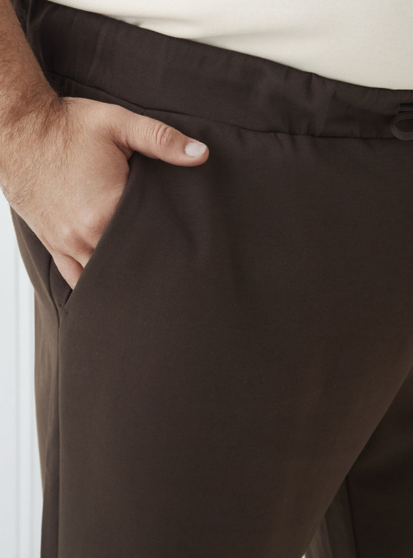 بنطلون رياضي رجالي بقصّة عادية وخصر مطاطي وجيوب-men-clothing-bottoms-joggers-image-2