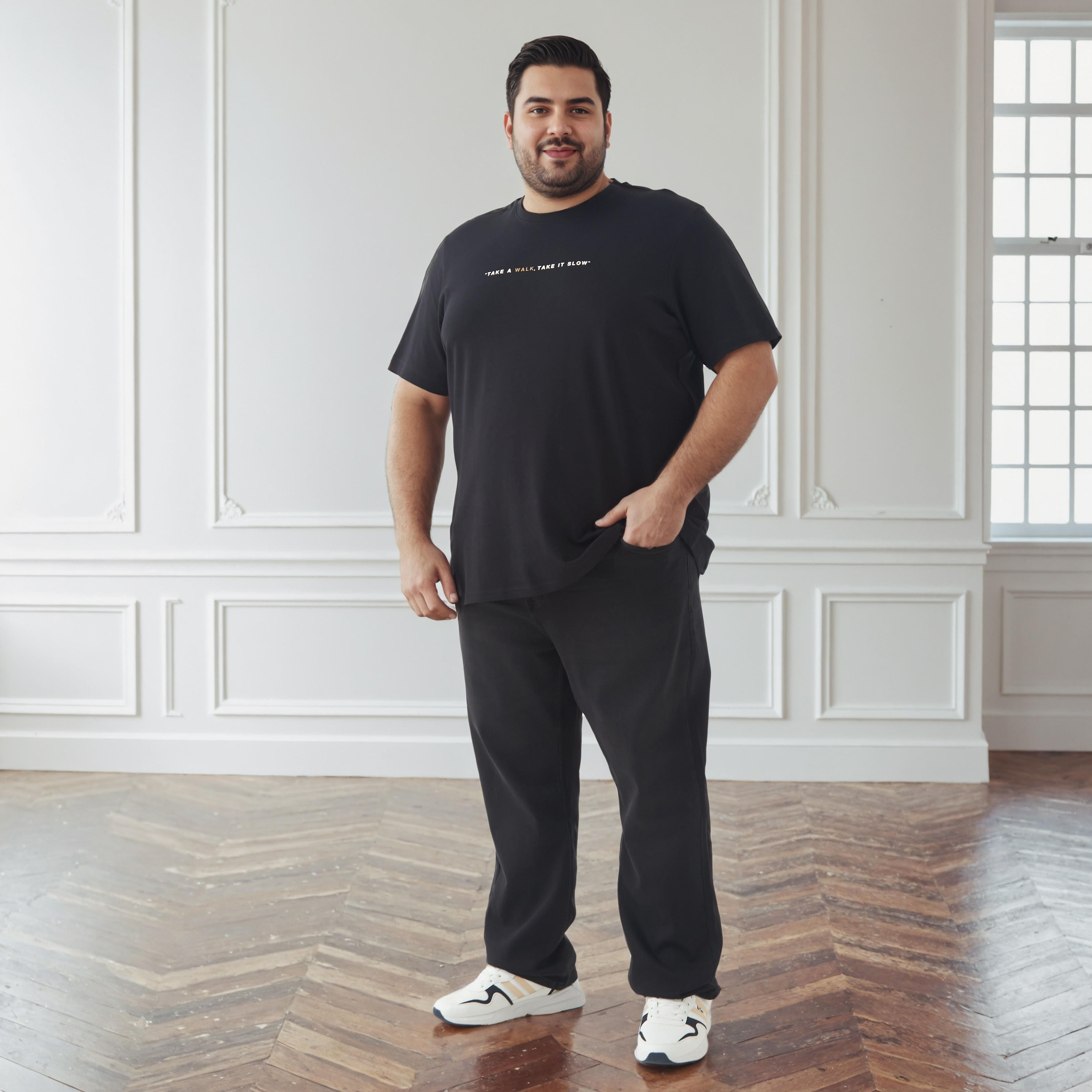 بنطلون جينز بقصة عادية وخصر مرن وجيب للرجال-men-clothing-bottoms-jeans-image-2
