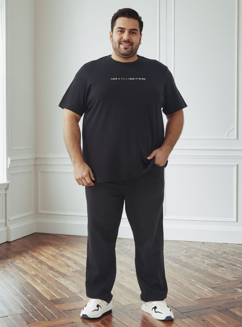 تيشيرت بقصة عادية وياقة مستديرة وأكمام قصيرة بطبعات شعارات للرجال-men-clothing-tshirtsandpolos-tshirts-image-2