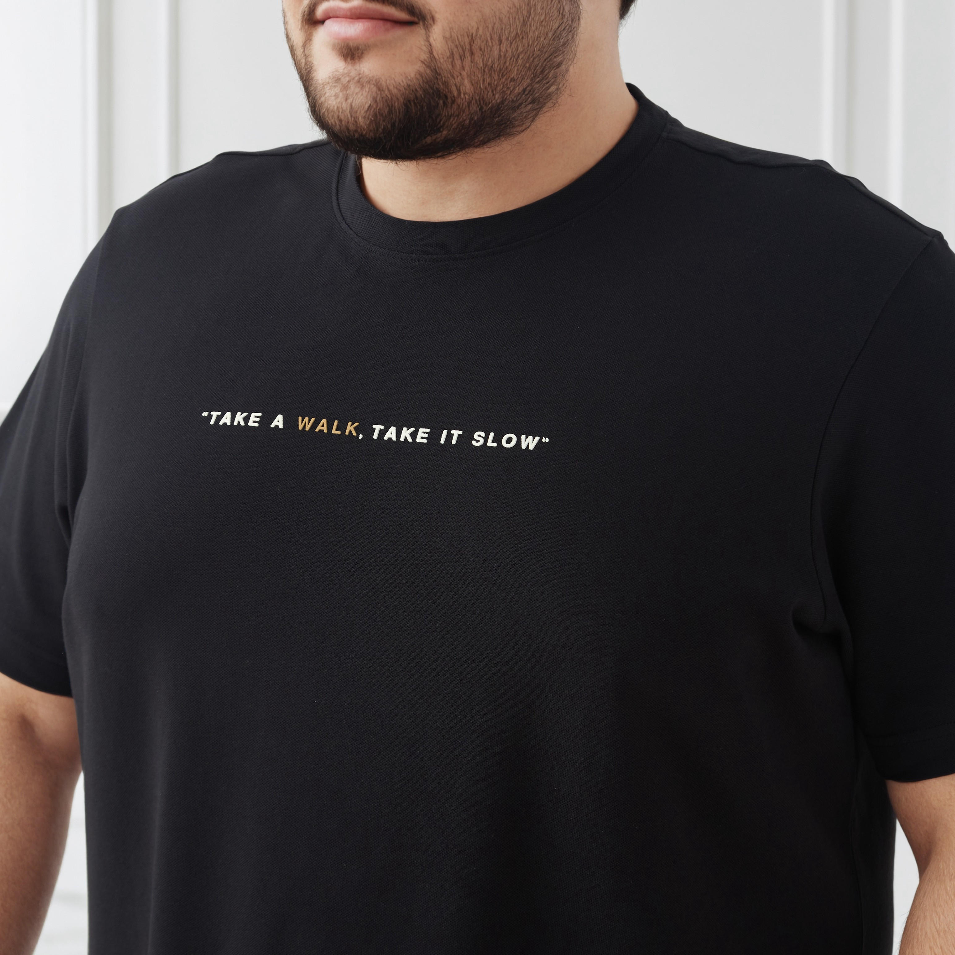 تيشيرت بقصة عادية وياقة مستديرة وأكمام قصيرة بطبعات شعارات للرجال-men-clothing-tshirtsandpolos-tshirts-image-4