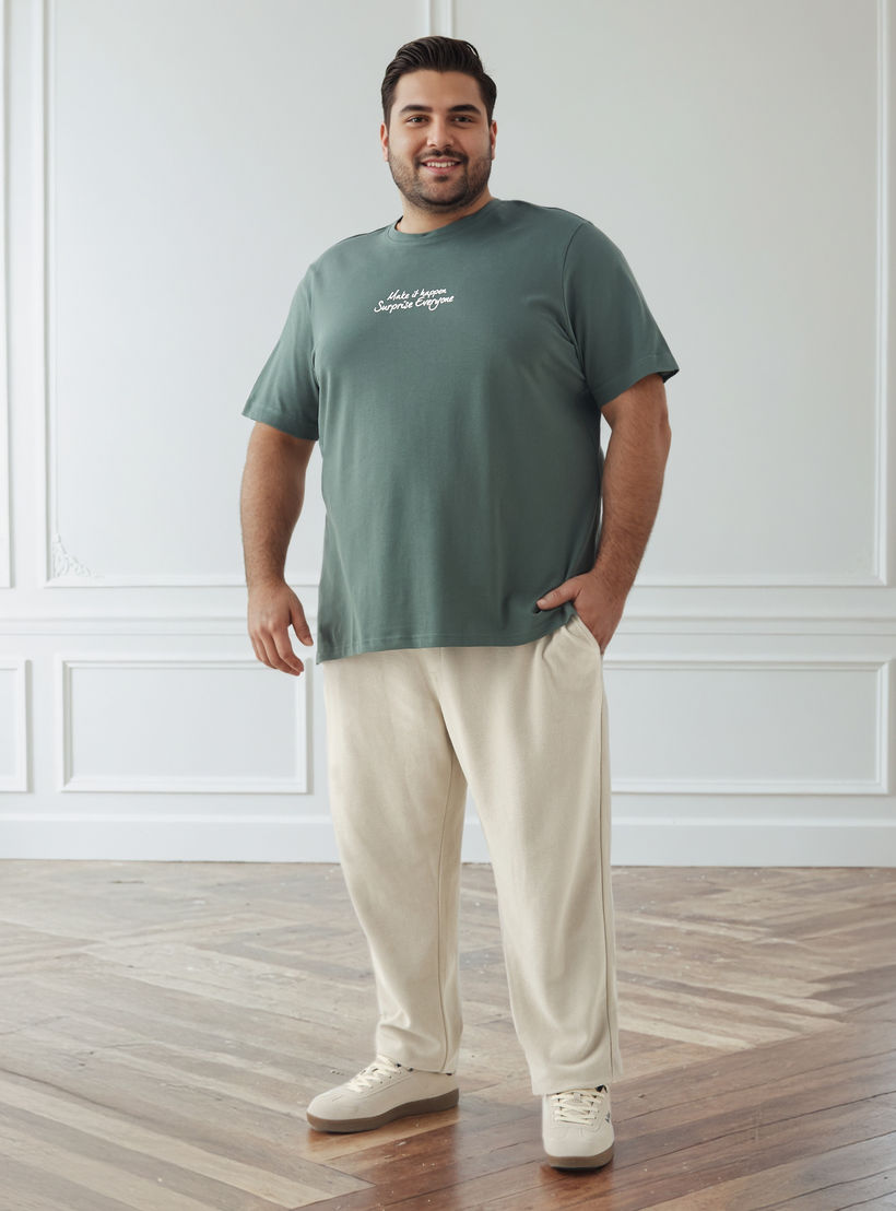 تيشيرت بقصة عادية وياقة مستديرة وأكمام قصيرة بطبعات شعارات للرجال-men-clothing-tshirtsandpolos-tshirts-image-2