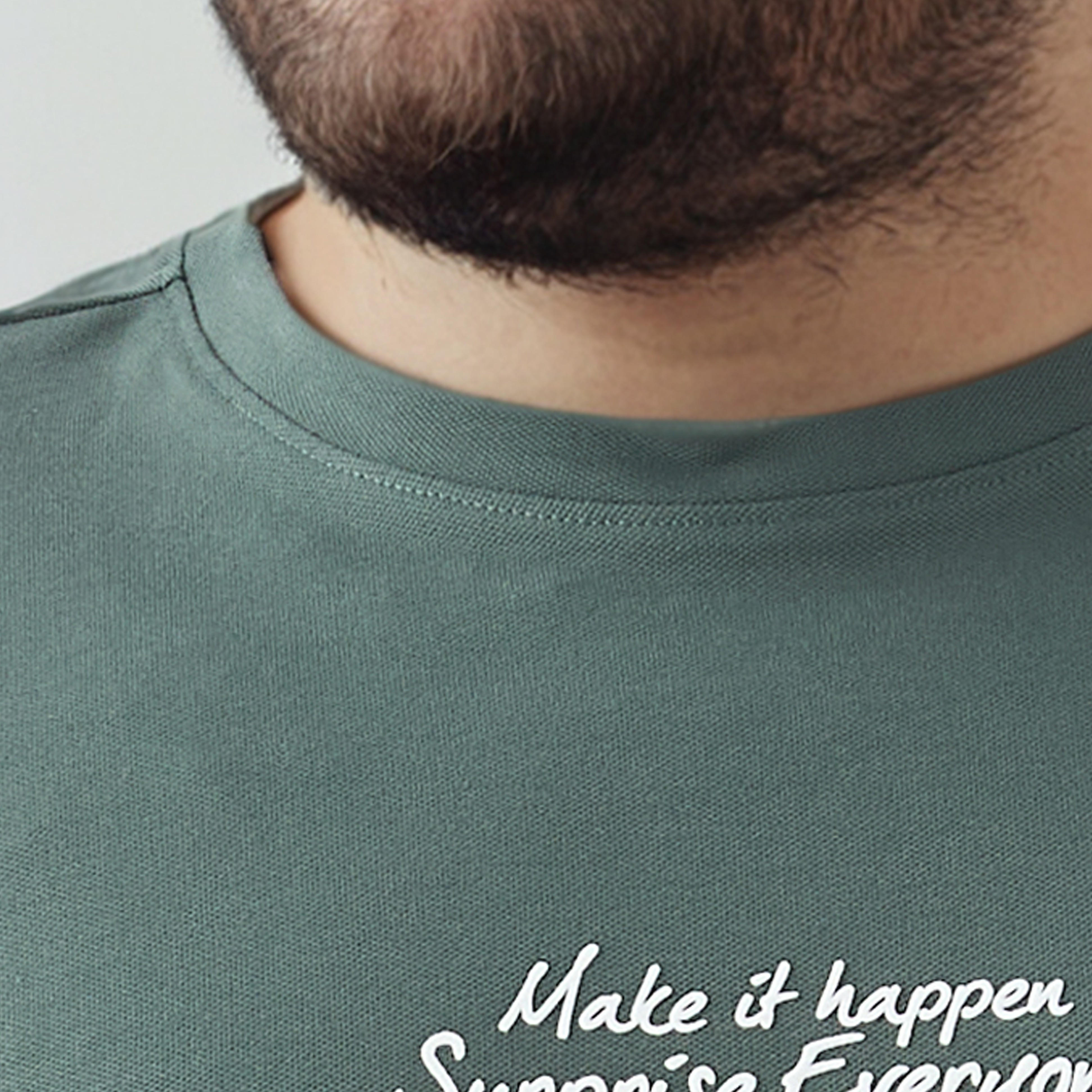 تيشيرت بقصة عادية وياقة مستديرة وأكمام قصيرة بطبعات شعارات للرجال-men-clothing-tshirtsandpolos-tshirts-image-5