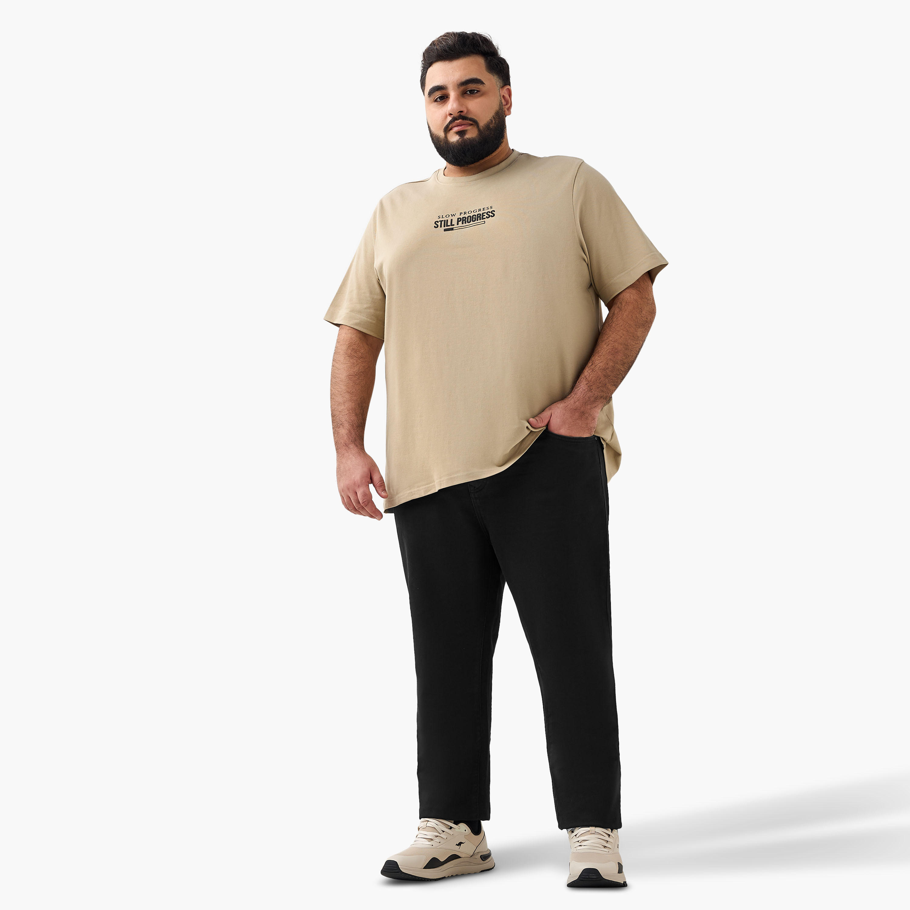 تيشيرت بقصة عادية وياقة ضيقة وأكمام قصيرة وطبعات للرجال-men-clothing-tshirtsandpolos-tshirts-image-2