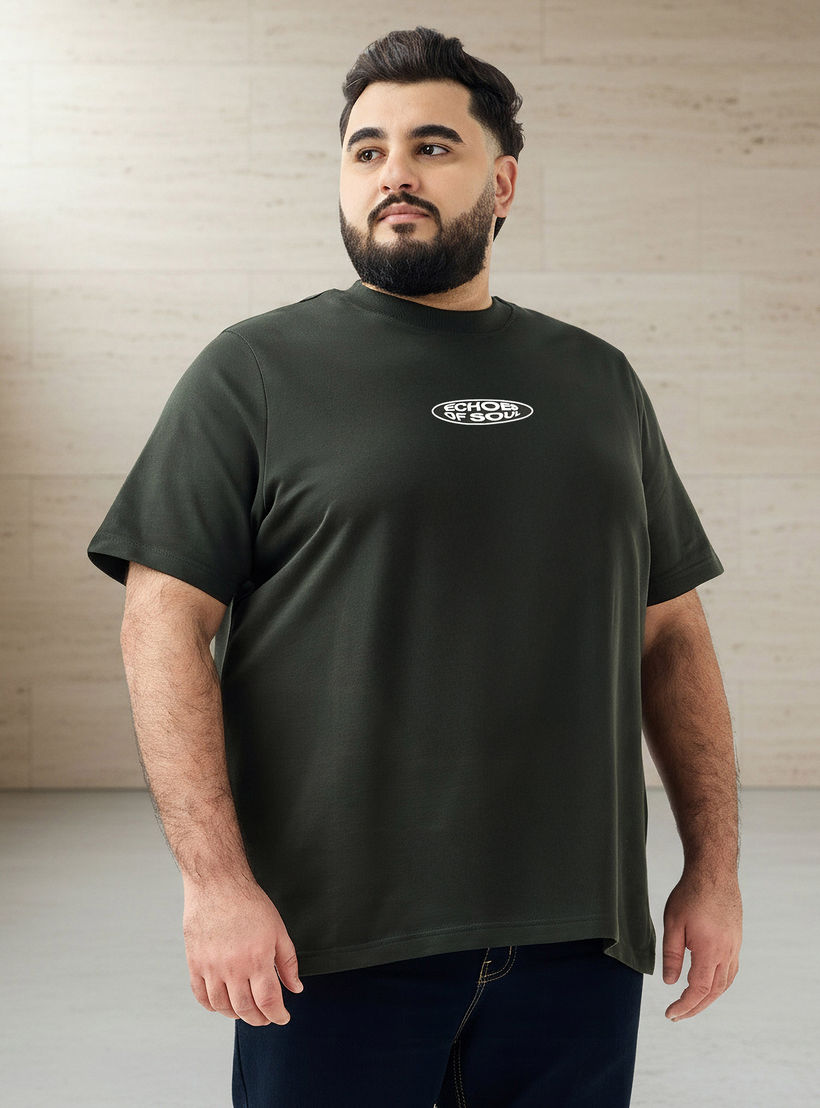 تيشيرت بقصّة عادية وياقة ضيّقة وأكمام قصيرة بطبعات للرجال-men-clothing-tshirtsandpolos-tshirts-image-1