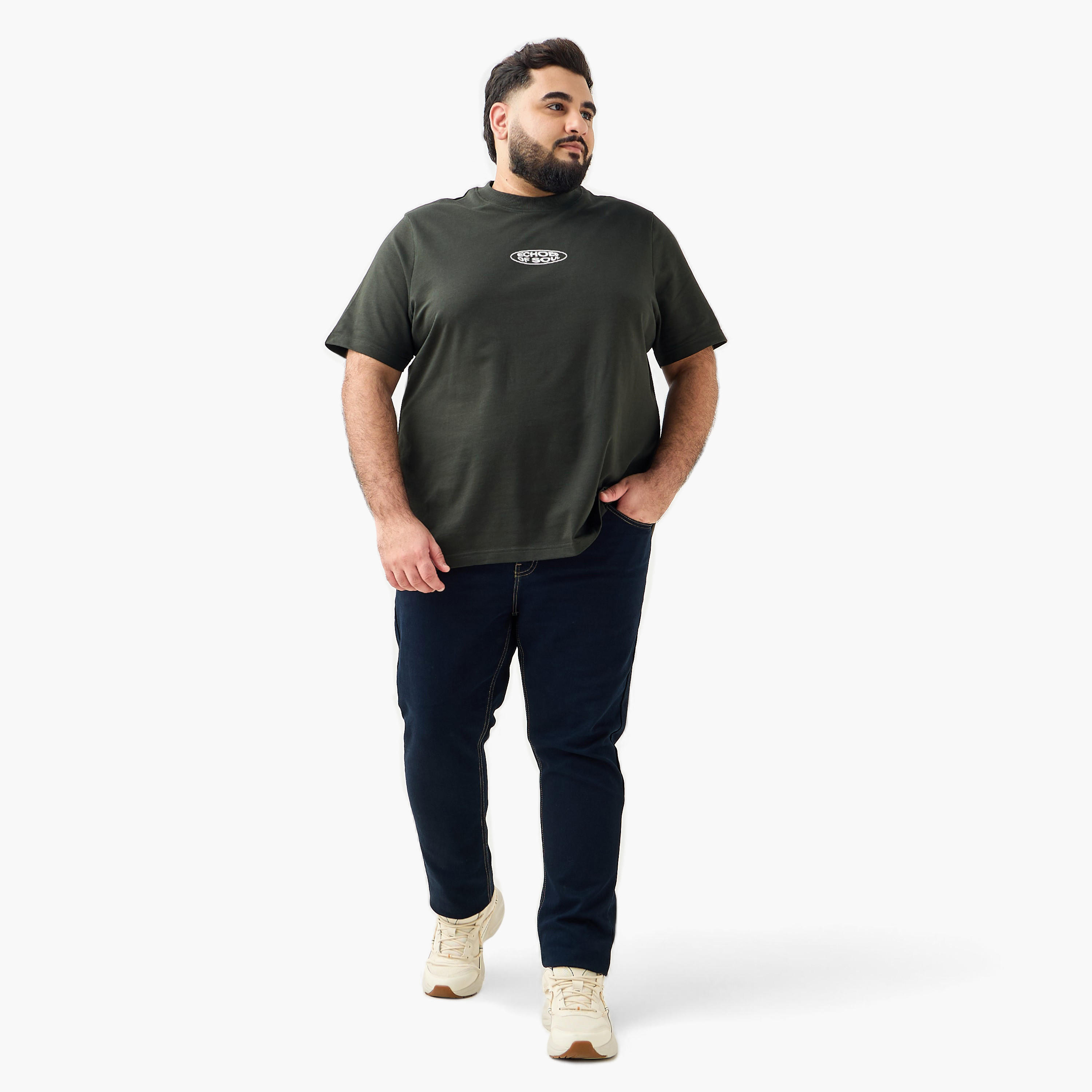 تيشيرت بقصّة عادية وياقة ضيّقة وأكمام قصيرة بطبعات للرجال-men-clothing-tshirtsandpolos-tshirts-image-2