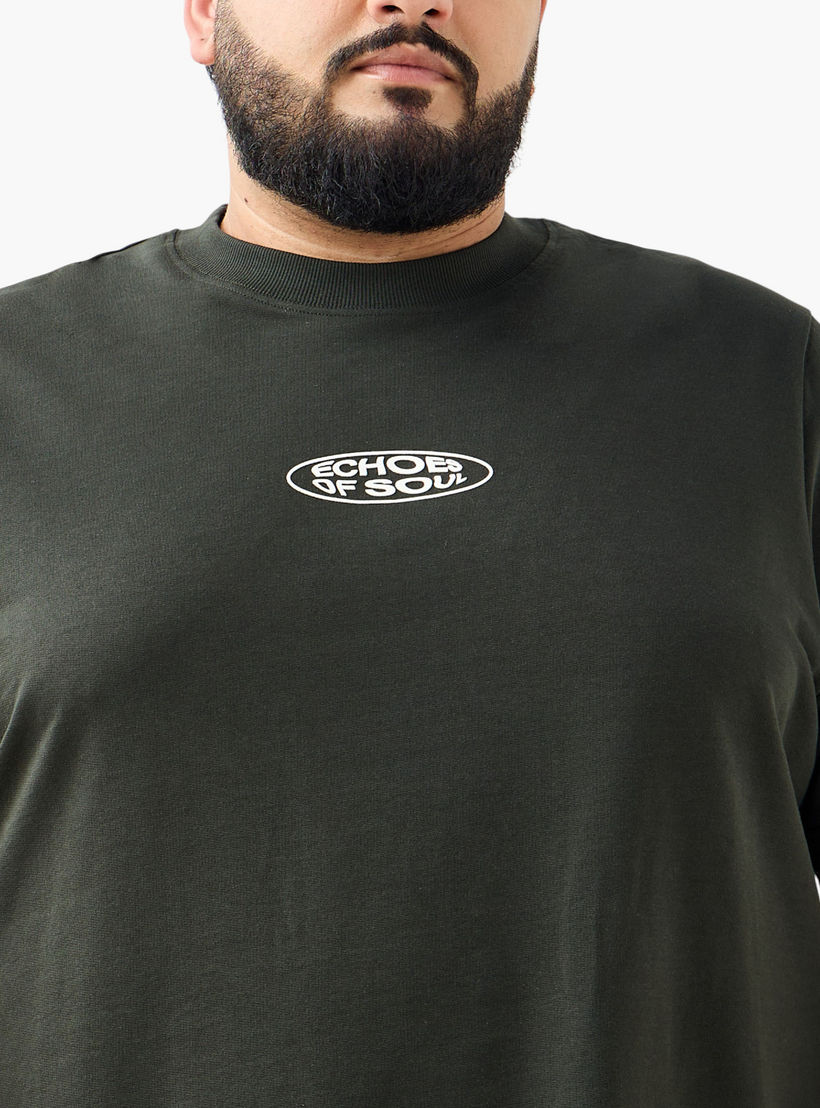 تيشيرت بقصّة عادية وياقة ضيّقة وأكمام قصيرة بطبعات للرجال-men-clothing-tshirtsandpolos-tshirts-image-4