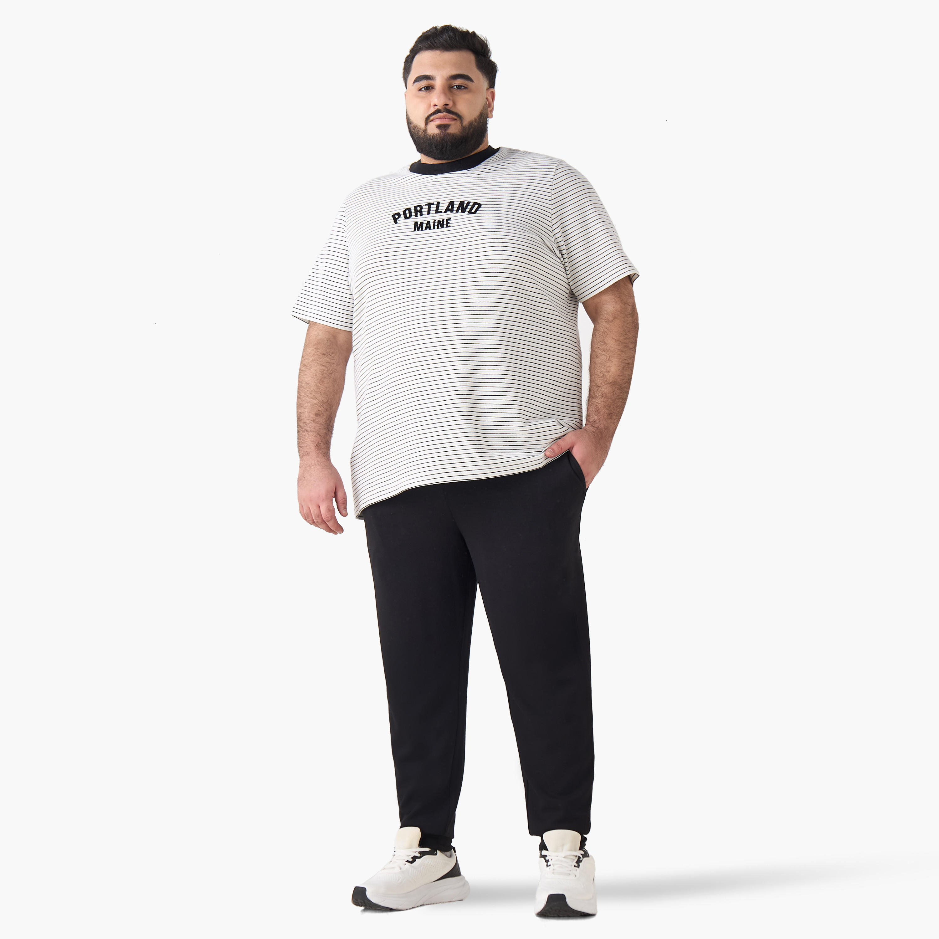 تيشيرت بقصة عادية وياقة ضيقة وأكمام قصيرة وطبعات للرجال-men-clothing-tshirtsandpolos-tshirts-image-4