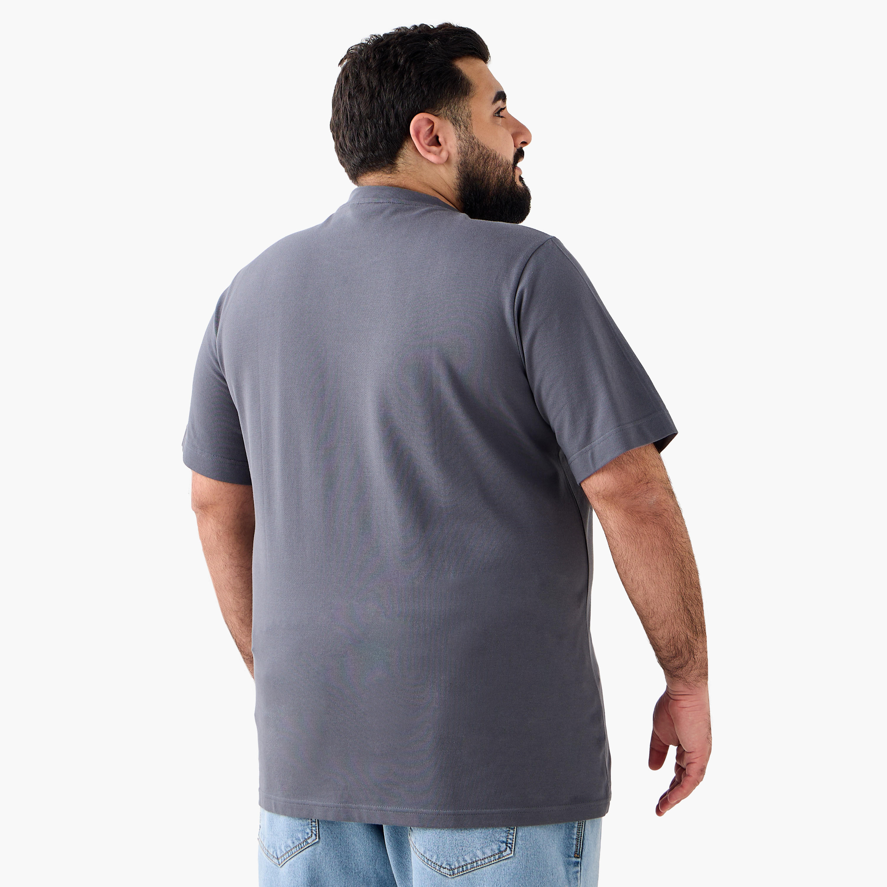 تيشيرت بقصة عادية وياقة ضيقة وأكمام قصيرة وطبعات للرجال-men-clothing-tshirtsandpolos-tshirts-image-4