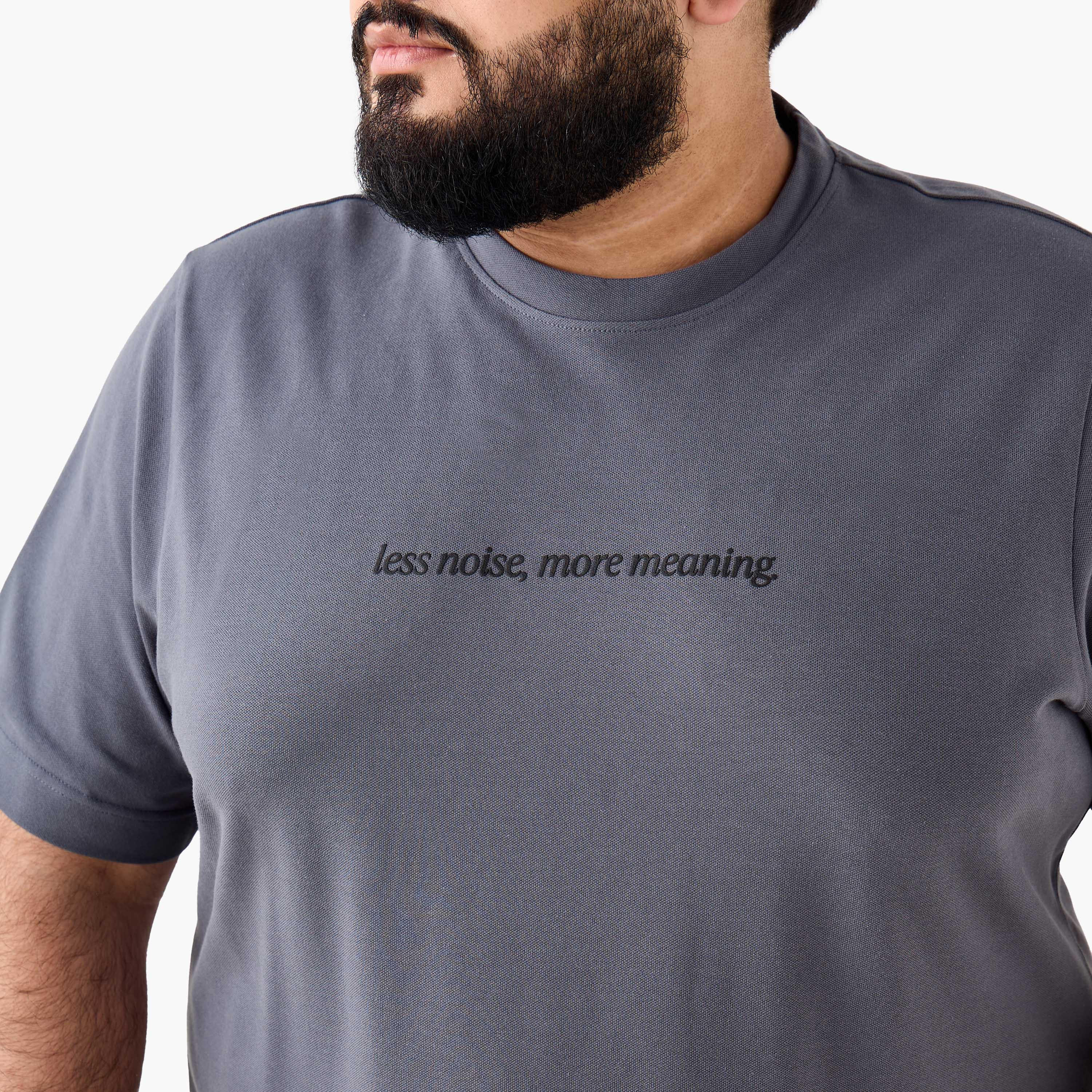 تيشيرت بقصة عادية وياقة ضيقة وأكمام قصيرة وطبعات للرجال-men-clothing-tshirtsandpolos-tshirts-image-5