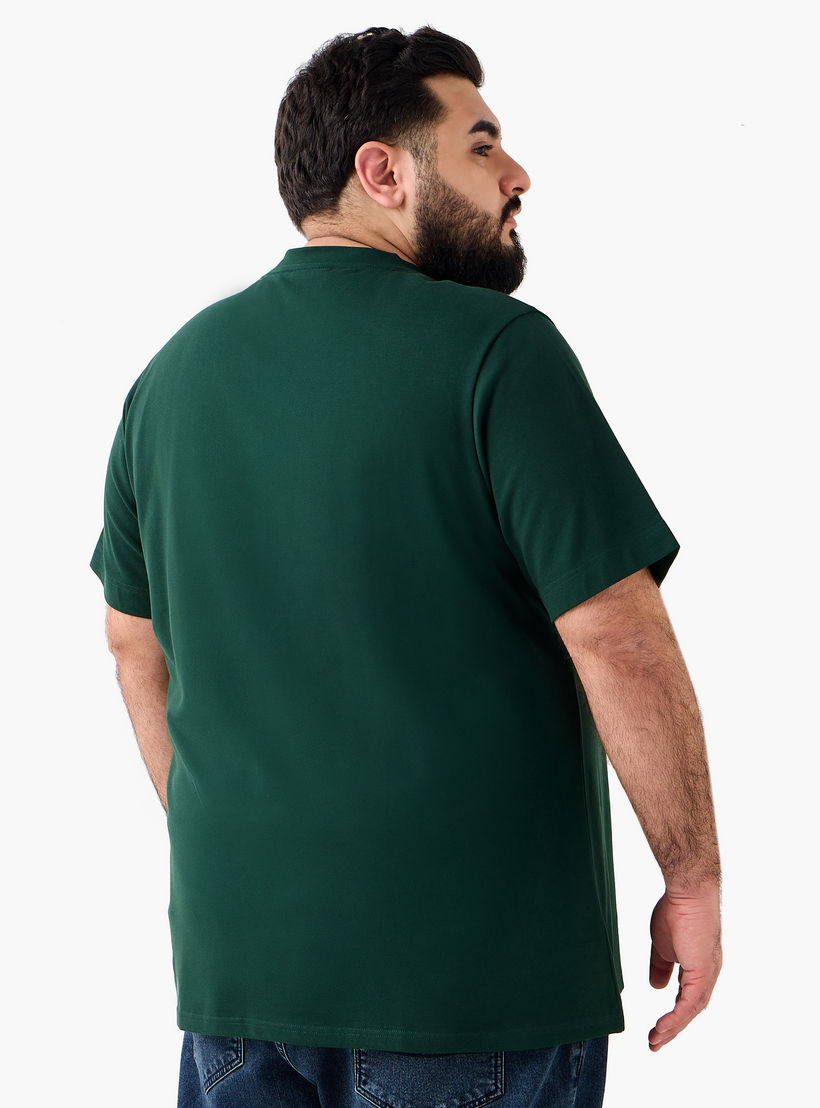تيشيرت بقصة عادية وياقة ضيقة وأكمام قصيرة وطبعات للرجال-men-clothing-tshirtsandpolos-tshirts-image-4