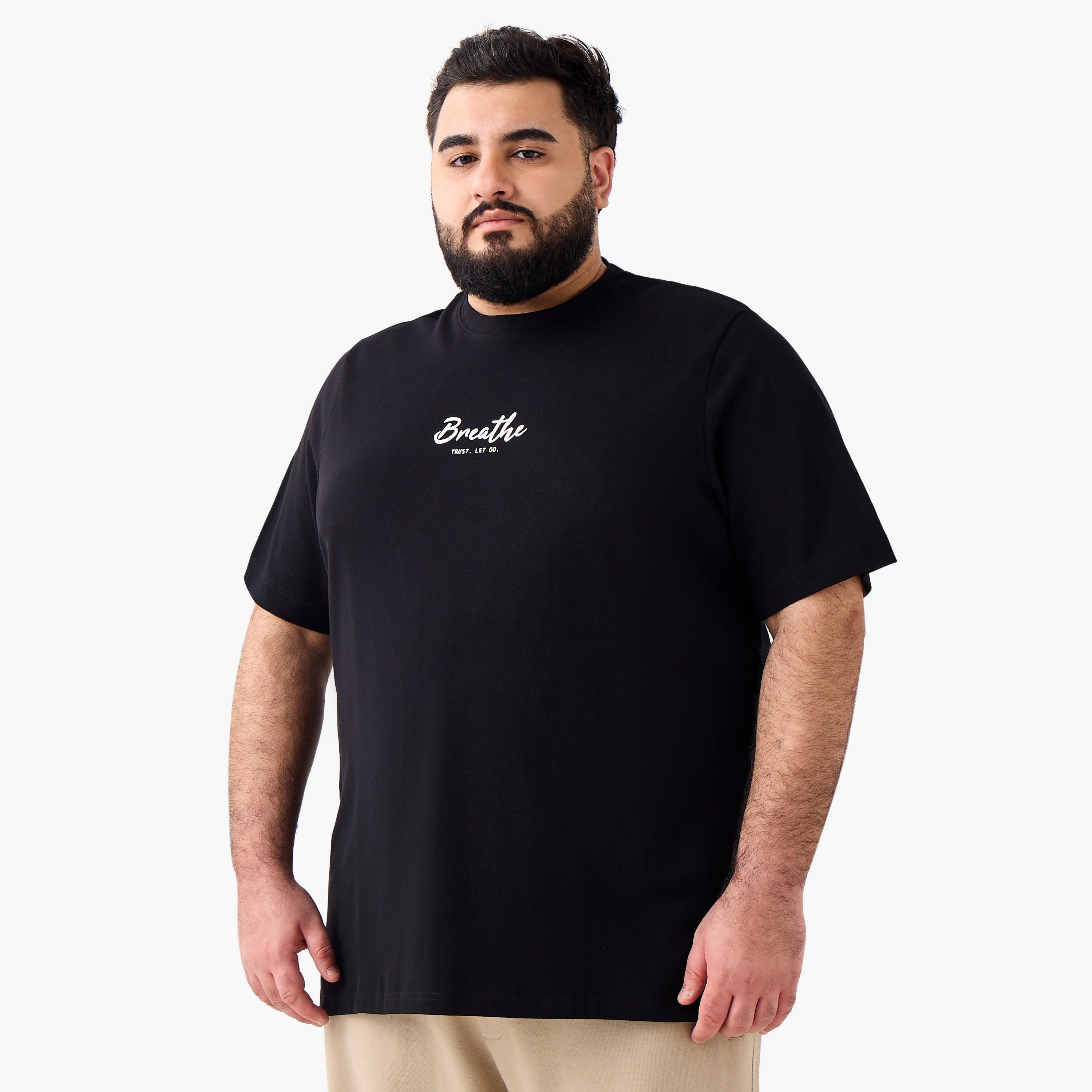 تيشيرت بقصة عادية وياقة ضيقة وأكمام قصيرة وطبعات للرجال-men-clothing-tshirtsandpolos-tshirts-image-2
