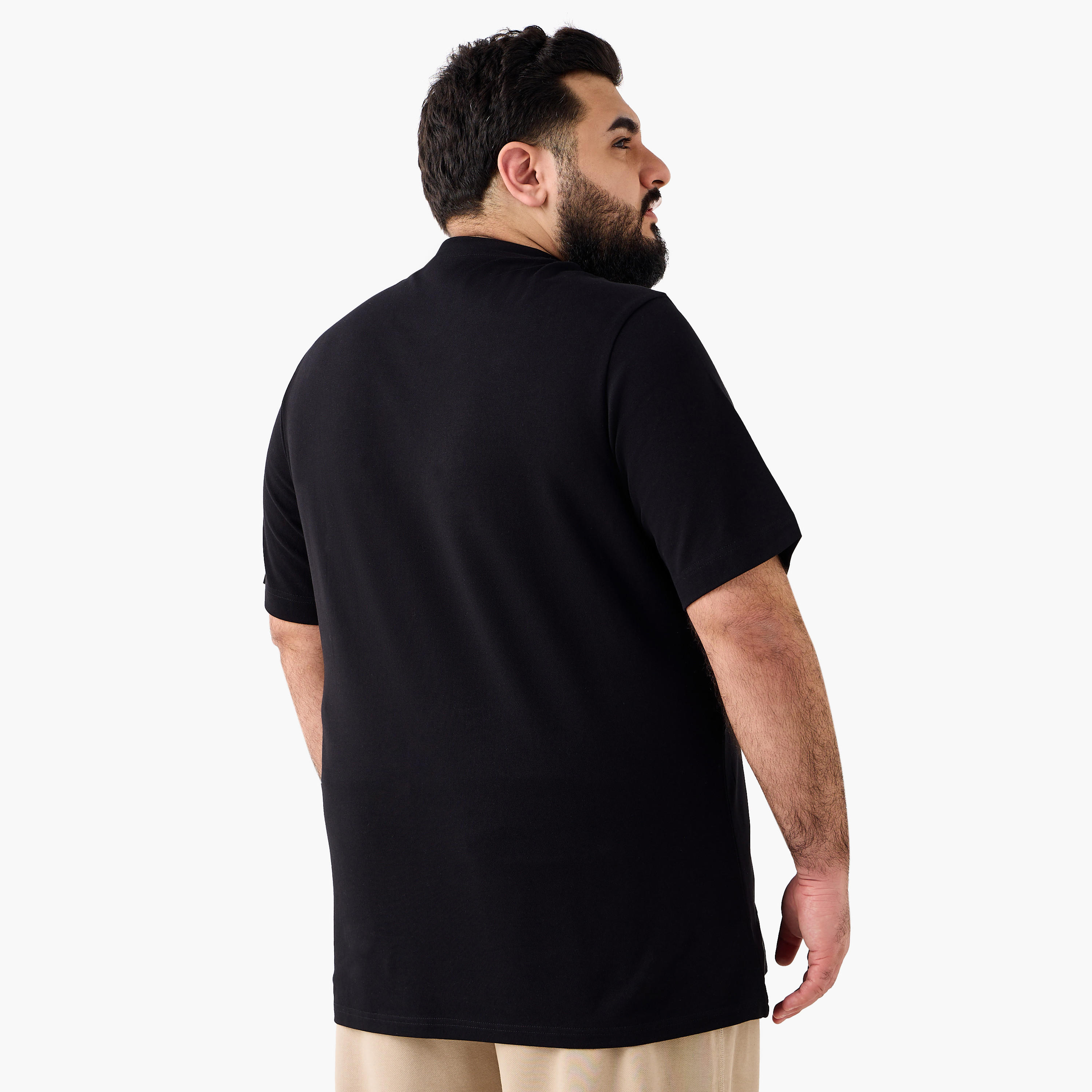 تيشيرت بقصة عادية وياقة ضيقة وأكمام قصيرة وطبعات للرجال-men-clothing-tshirtsandpolos-tshirts-image-4