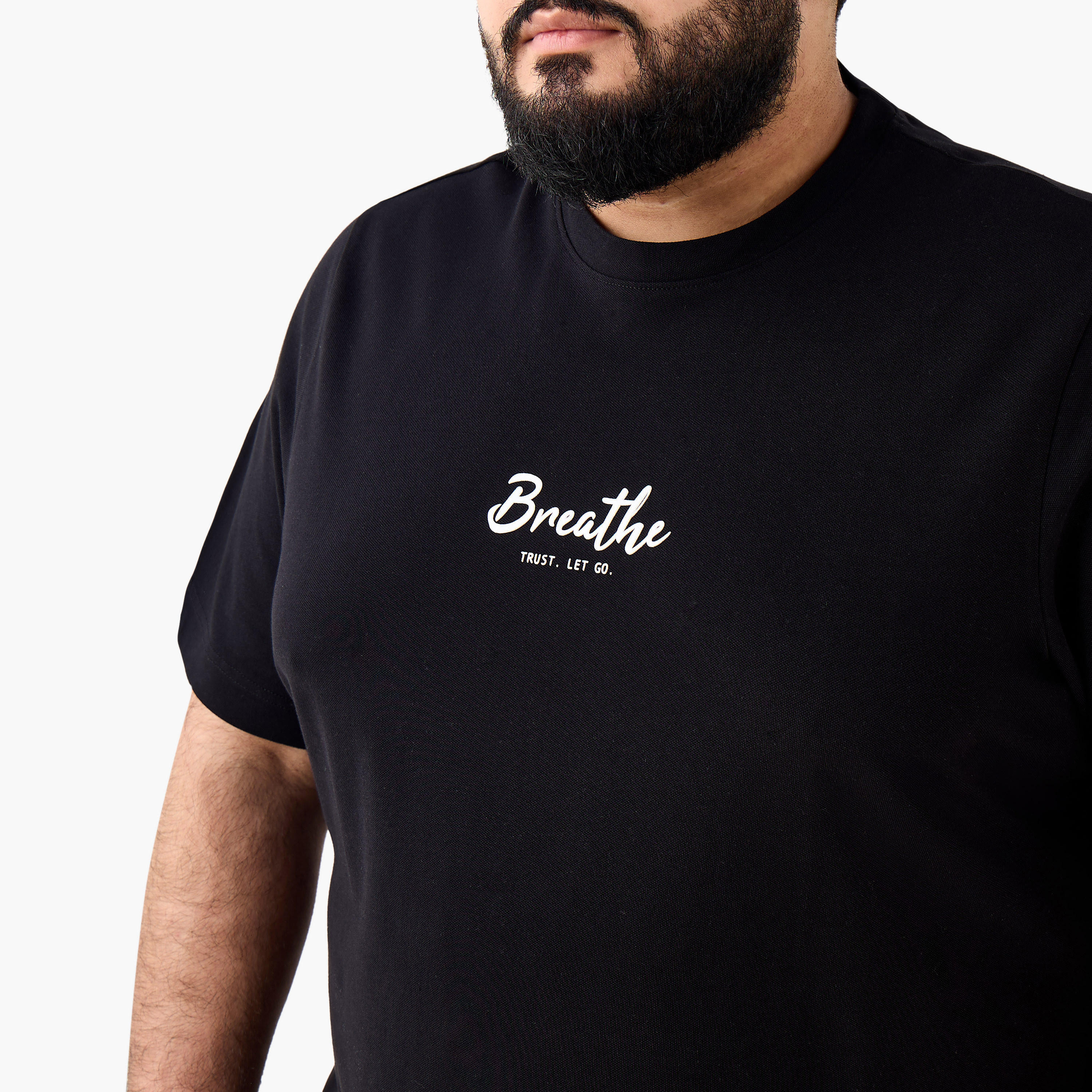 تيشيرت بقصة عادية وياقة ضيقة وأكمام قصيرة وطبعات للرجال-men-clothing-tshirtsandpolos-tshirts-image-5