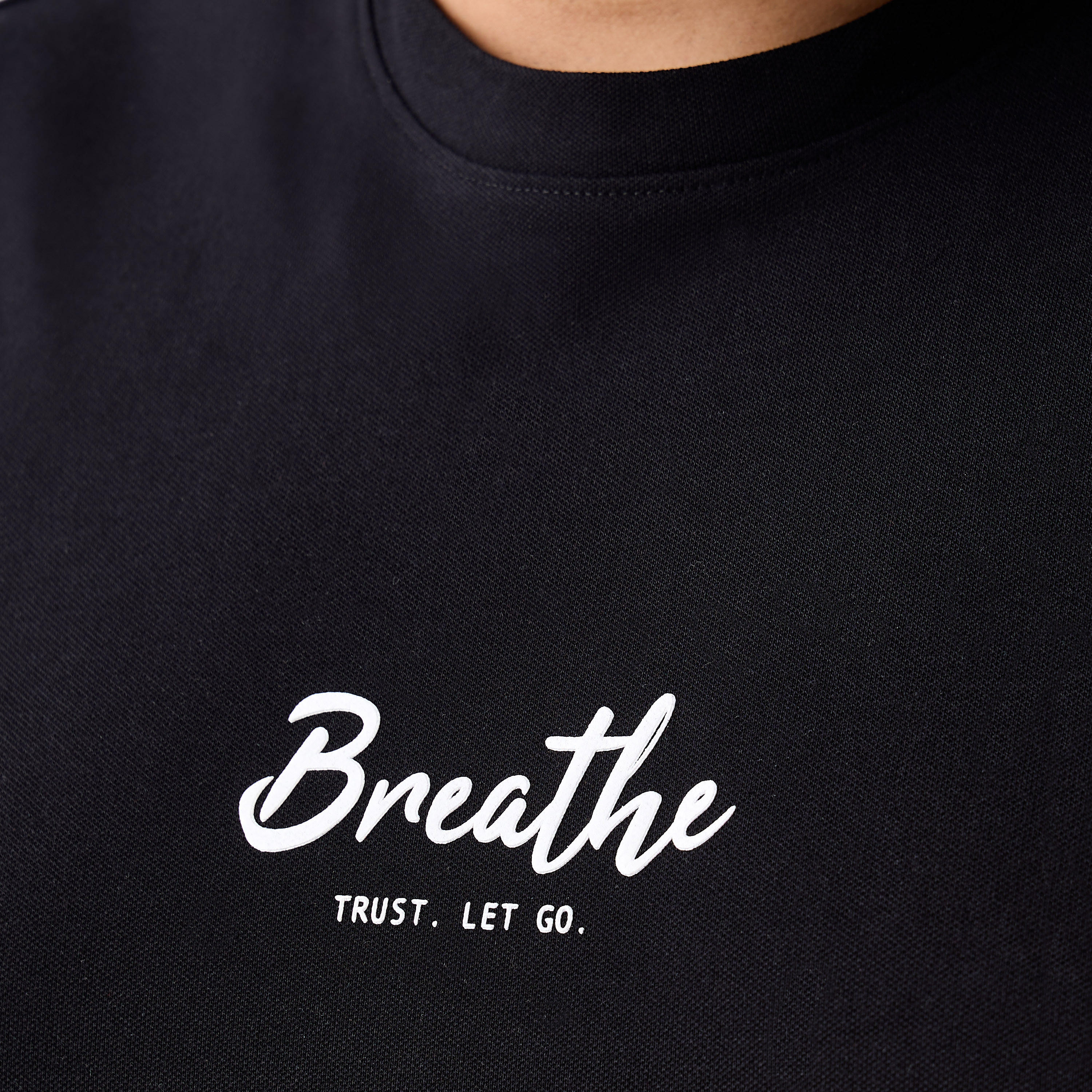 تيشيرت بقصة عادية وياقة ضيقة وأكمام قصيرة وطبعات للرجال-men-clothing-tshirtsandpolos-tshirts-image-6