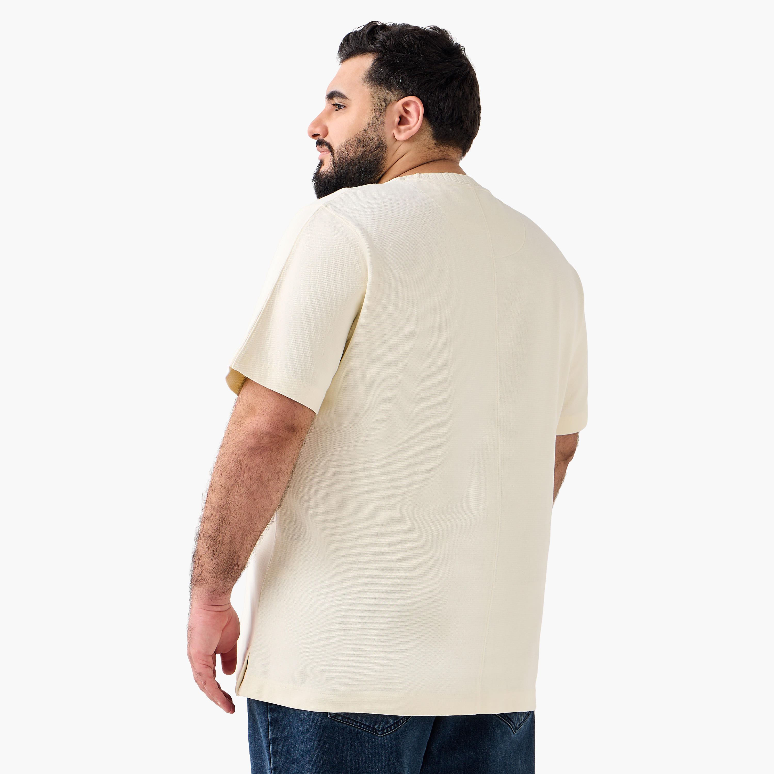 تيشيرت رجالي منقوش بياقة ضيقة وأكمام قصيرة-men-clothing-tshirtsandpolos-tshirts-image-3