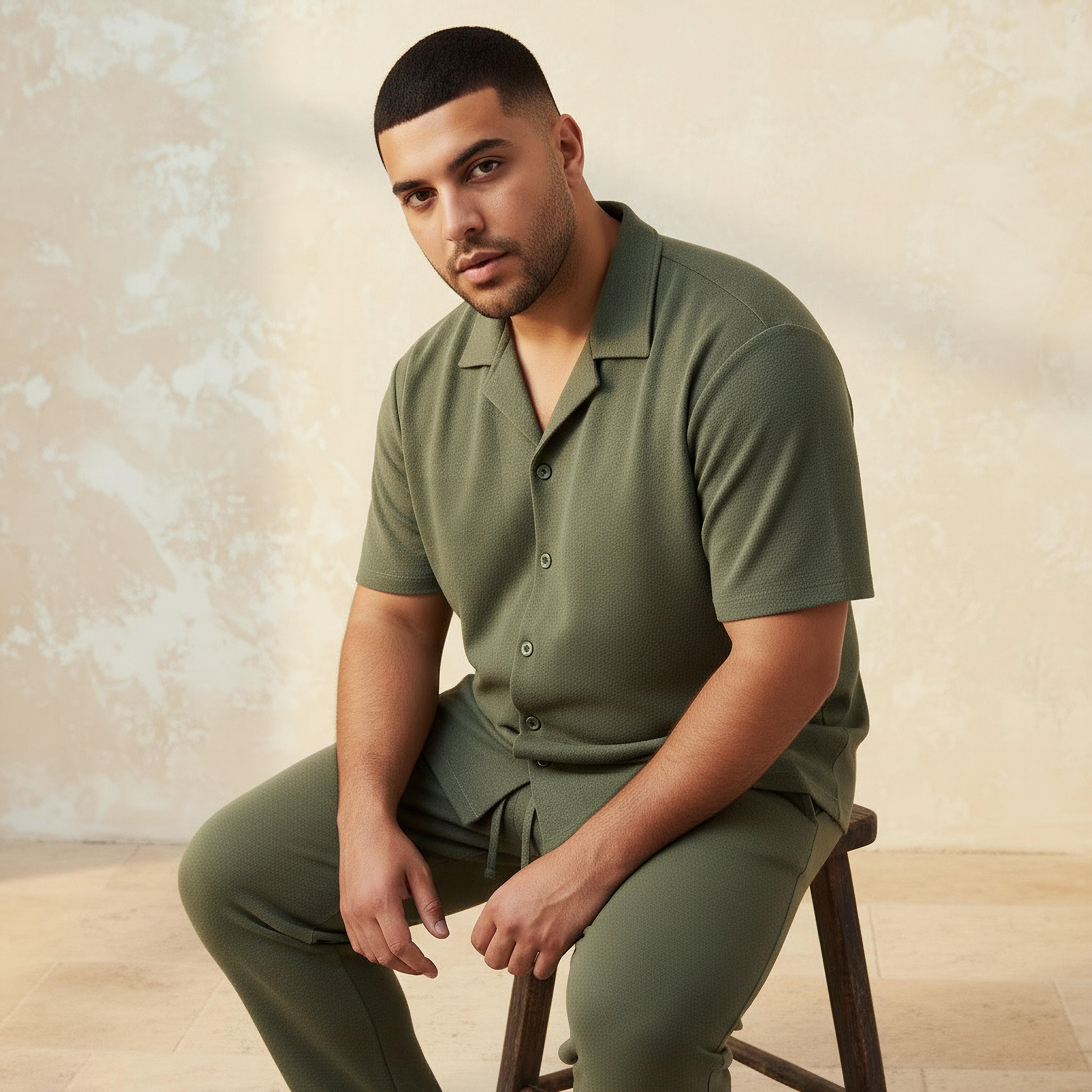 قميص بارز الملمس بقصّة عادية وياقة كامب وأكمام قصيرة للرجال-men-clothing-shirts-image-1