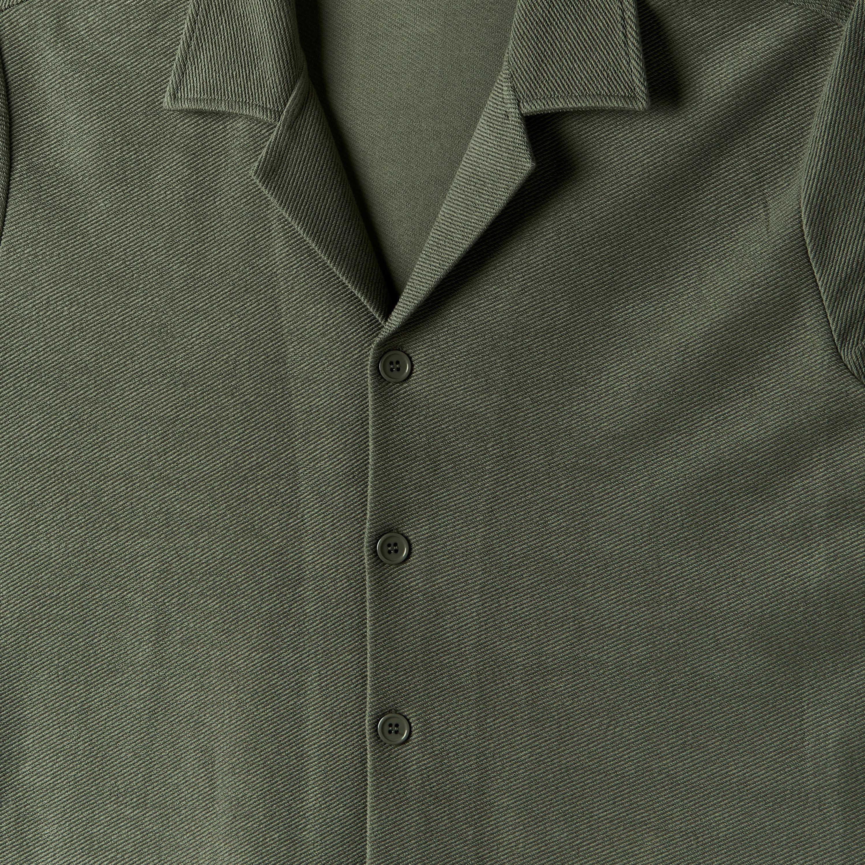 قميص بارز الملمس بقصّة عادية وياقة كامب وأكمام قصيرة للرجال-men-clothing-shirts-image-2