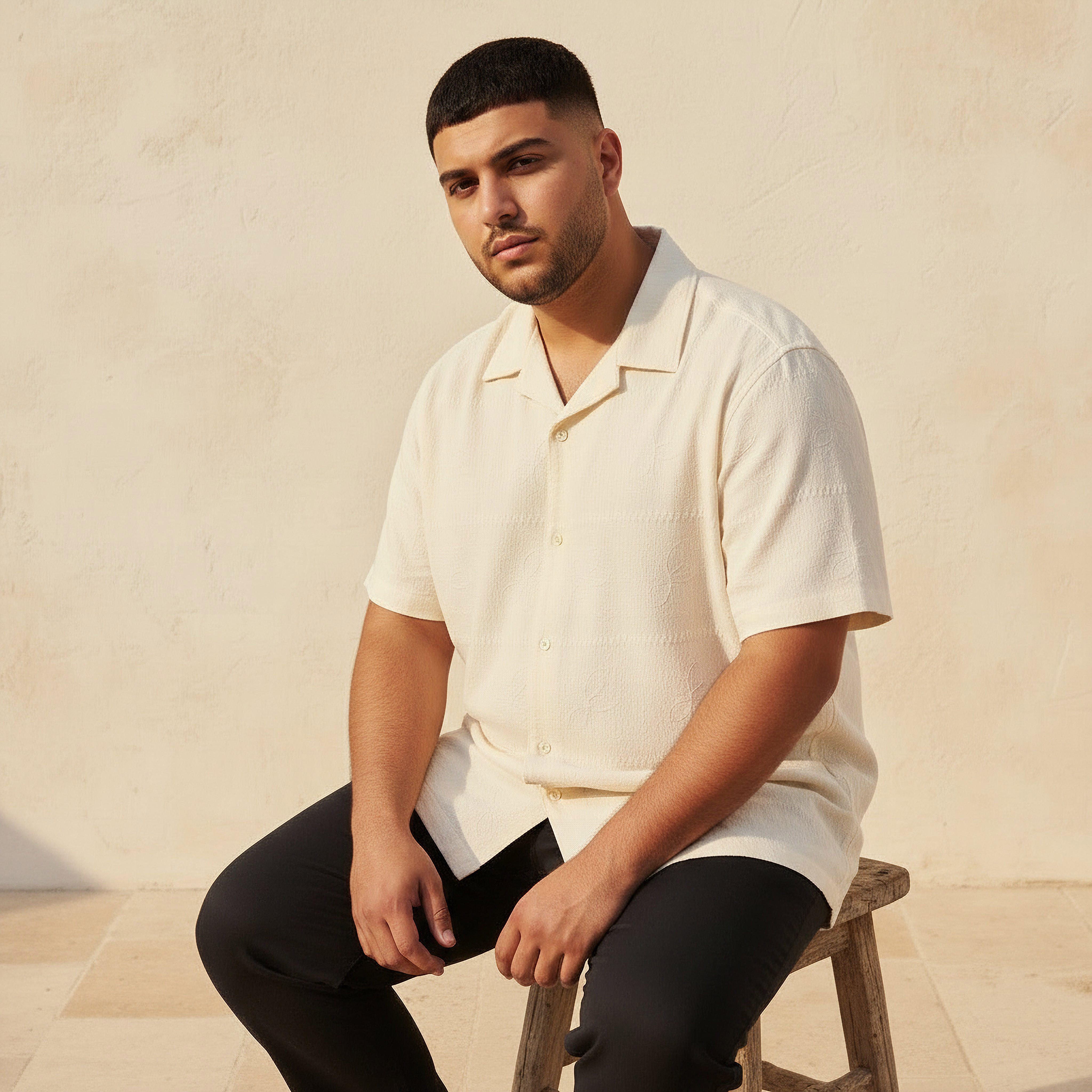 قميص بارز الملمس بقصة عادية وياقة كامب وأكمام قصيرة للرجال-men-clothing-shirts-image-1