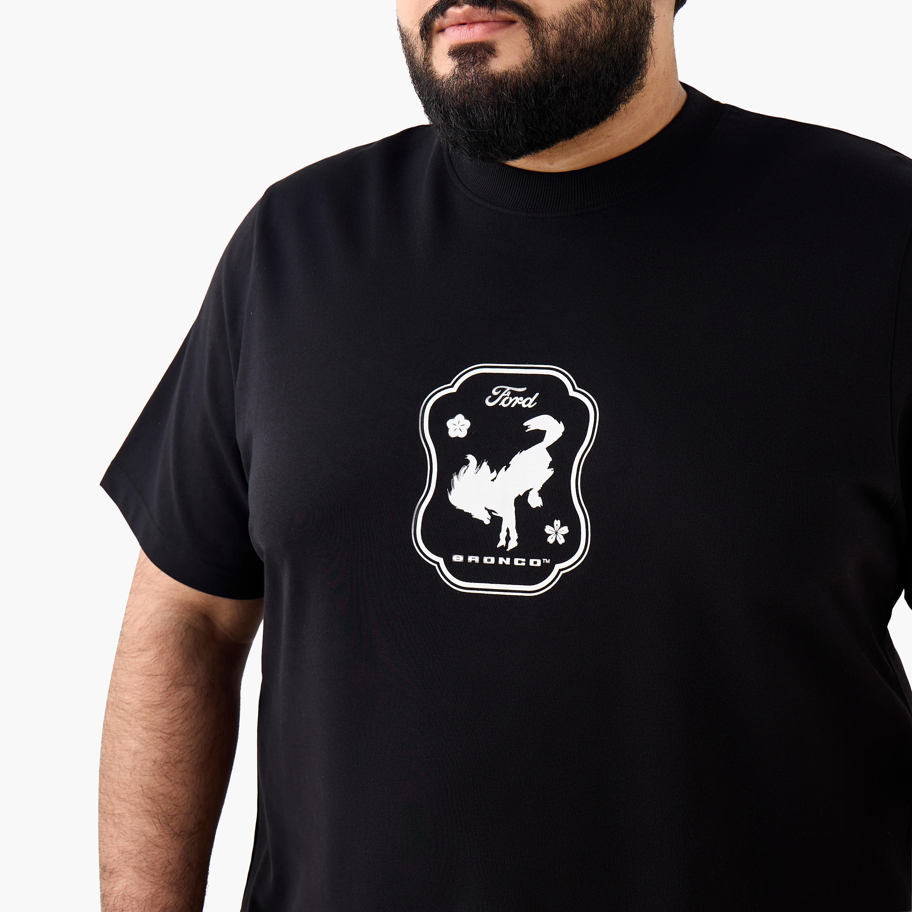 تيشيرت بقصة عادية وياقة ضيقة وأكمام قصيرة وطبعات للرجال-men-clothing-tshirtsandpolos-tshirts-image-5