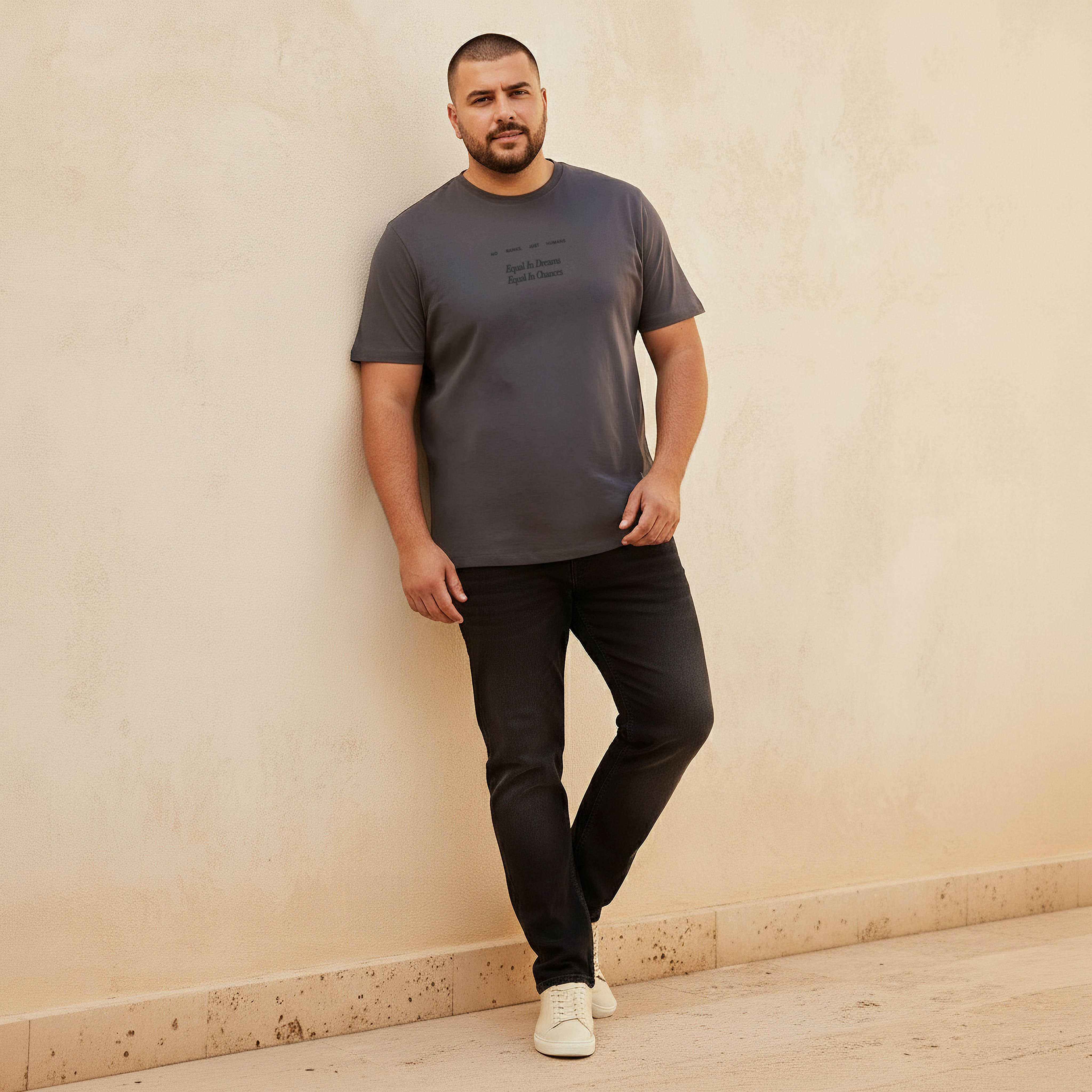 تيشيرت رجالي بطبعات وقصة عادية وياقة ضيقة وأكمام قصيرة-men-clothing-tshirtsandpolos-tshirts-image-2