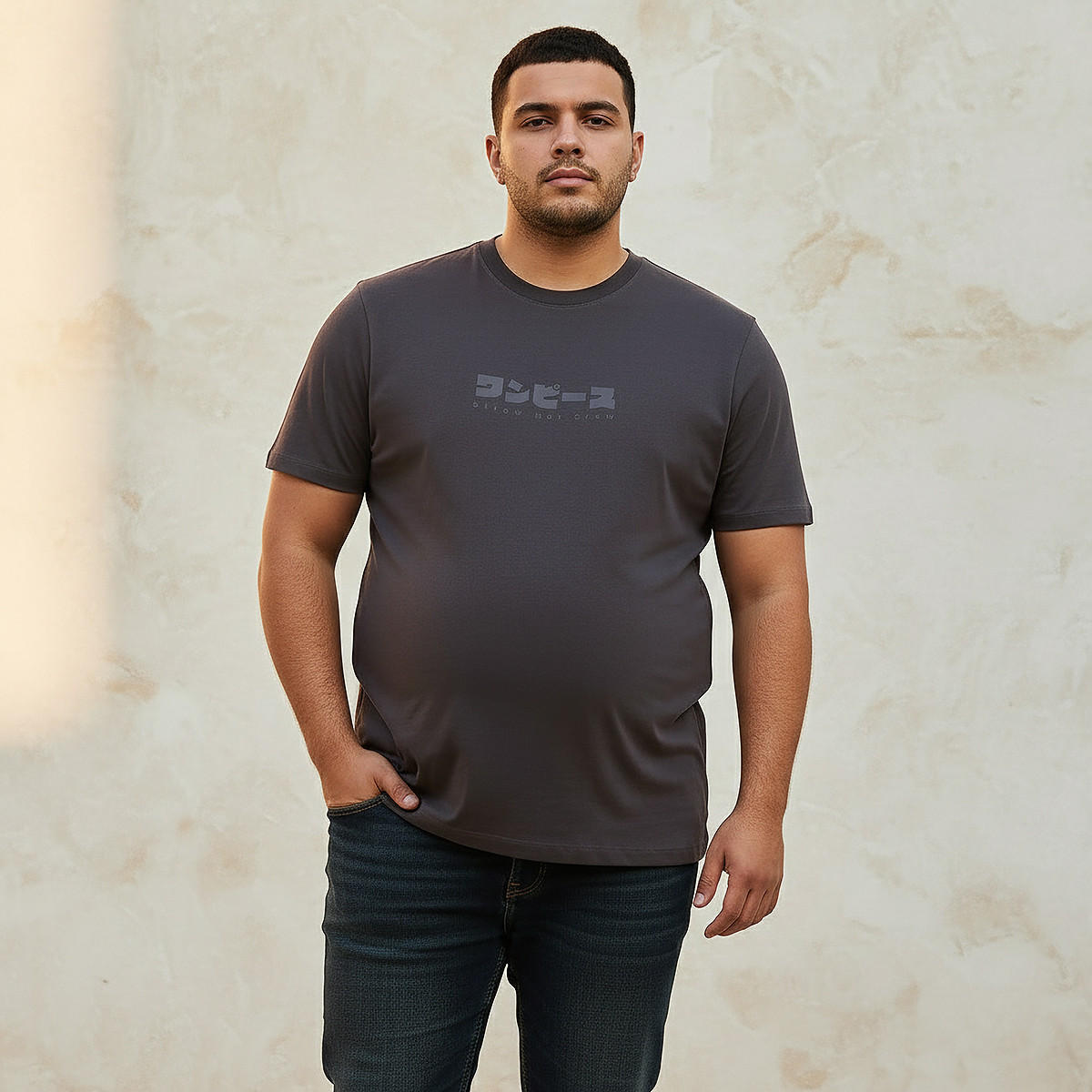 تيشيرت بقصّة عادية وياقة ضيقة وأكمام قصيرة وطبعات للرجال-men-clothing-tshirtsandpolos-tshirts-image-1