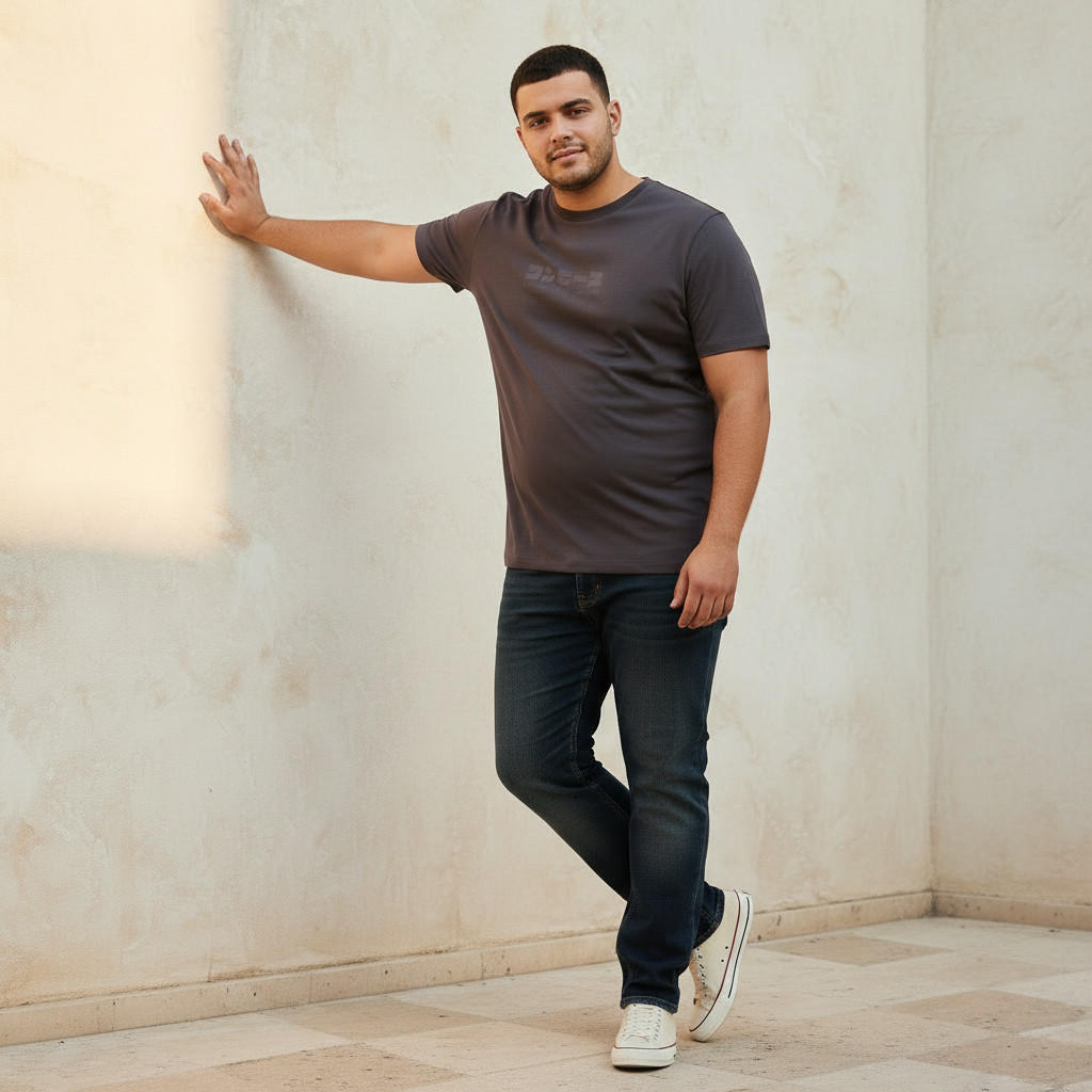 تيشيرت بقصّة عادية وياقة ضيقة وأكمام قصيرة وطبعات للرجال-men-clothing-tshirtsandpolos-tshirts-image-3