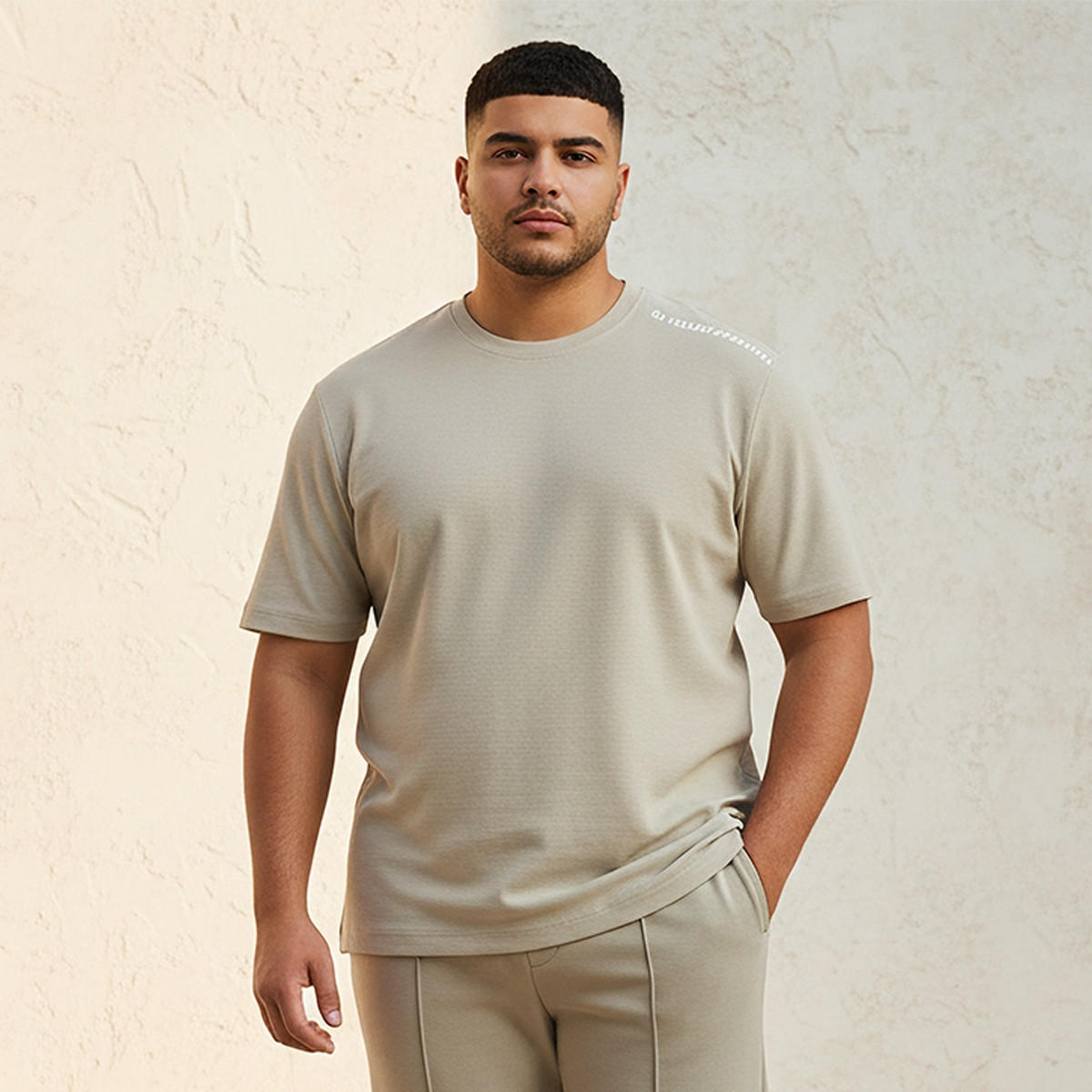 تيشيرت بقصة عادية وياقة ضيقة وأكمام قصيرة وطبعات شعار من سبلاش ماكسيم بلس-men-clothing-tshirtsandpolos-tshirts-image-1