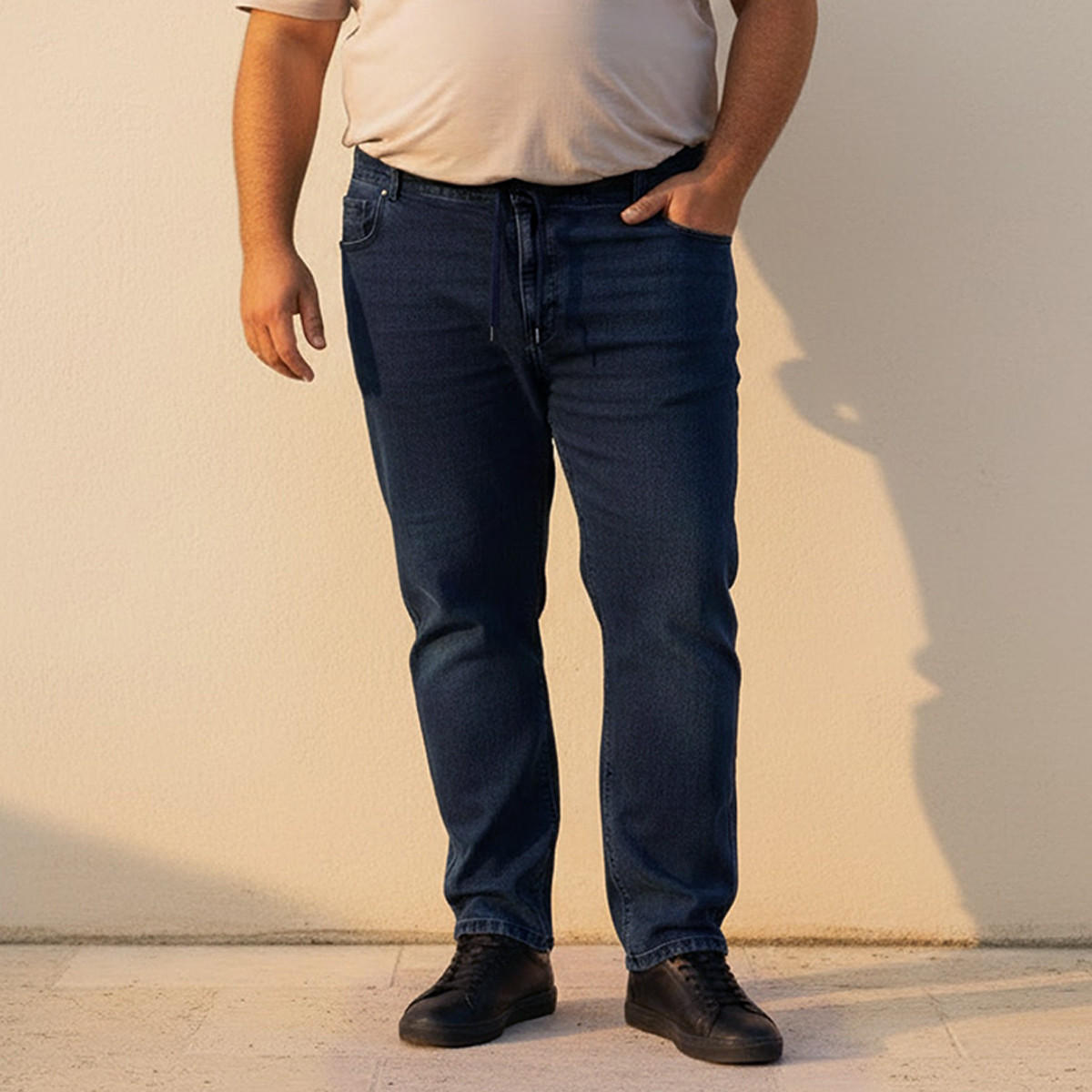 بنطلون جينز بقصّة عادية ورباط خصر مرن للرجال-men-clothing-jeans-image-1