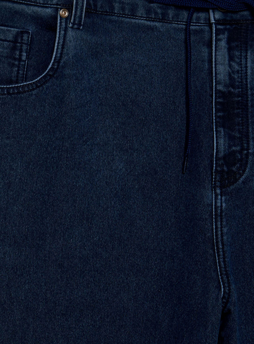 بنطلون جينز بقصّة عادية ورباط خصر مرن للرجال-men-clothing-jeans-image-2