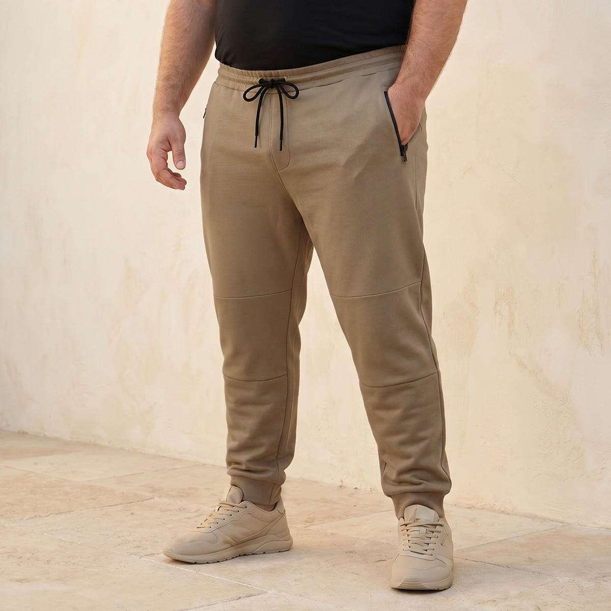 بنطلون رياضي بقصّة مريحة ورباط إغلاق وتفاصيل مقصوصة ومخيطة للرجال-men-clothing-bottoms-joggers-image-1