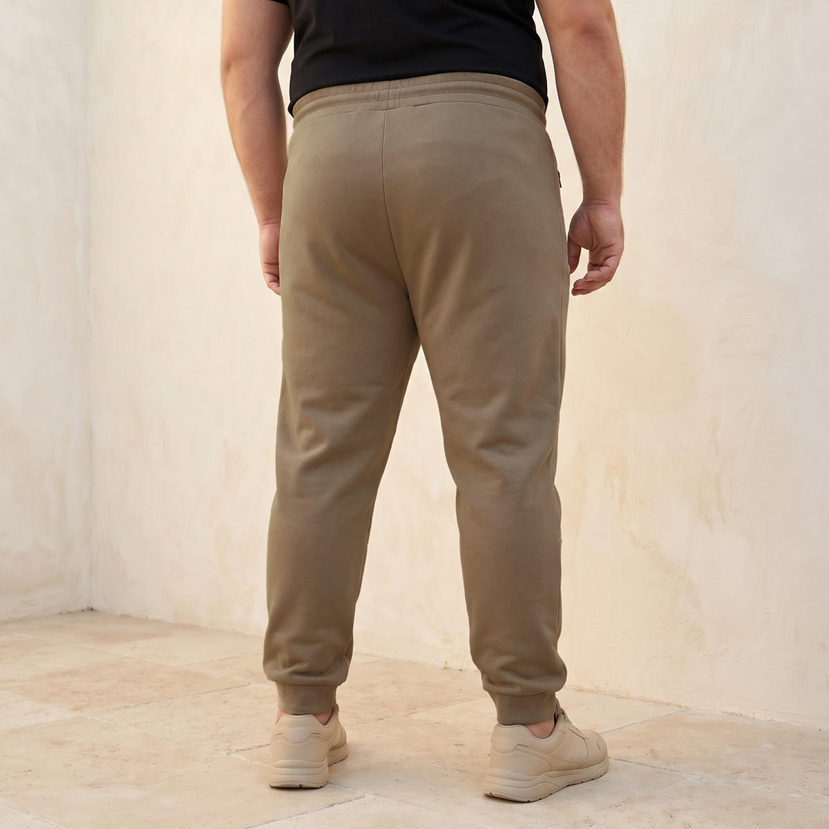 بنطلون رياضي بقصّة مريحة ورباط إغلاق وتفاصيل مقصوصة ومخيطة للرجال-men-clothing-bottoms-joggers-image-4