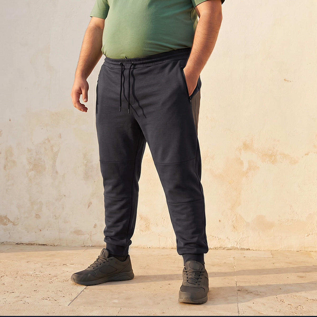 بنطلون رياضي بقصّة مريحة ورباط إغلاق وتفاصيل مقصوصة ومخيطة للرجال-men-clothing-bottoms-joggers-image-1