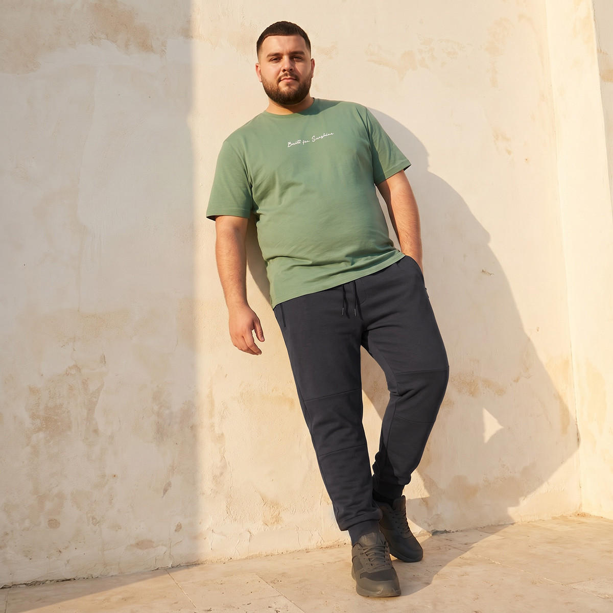 بنطلون رياضي بقصّة مريحة ورباط إغلاق وتفاصيل مقصوصة ومخيطة للرجال-men-clothing-bottoms-joggers-image-3
