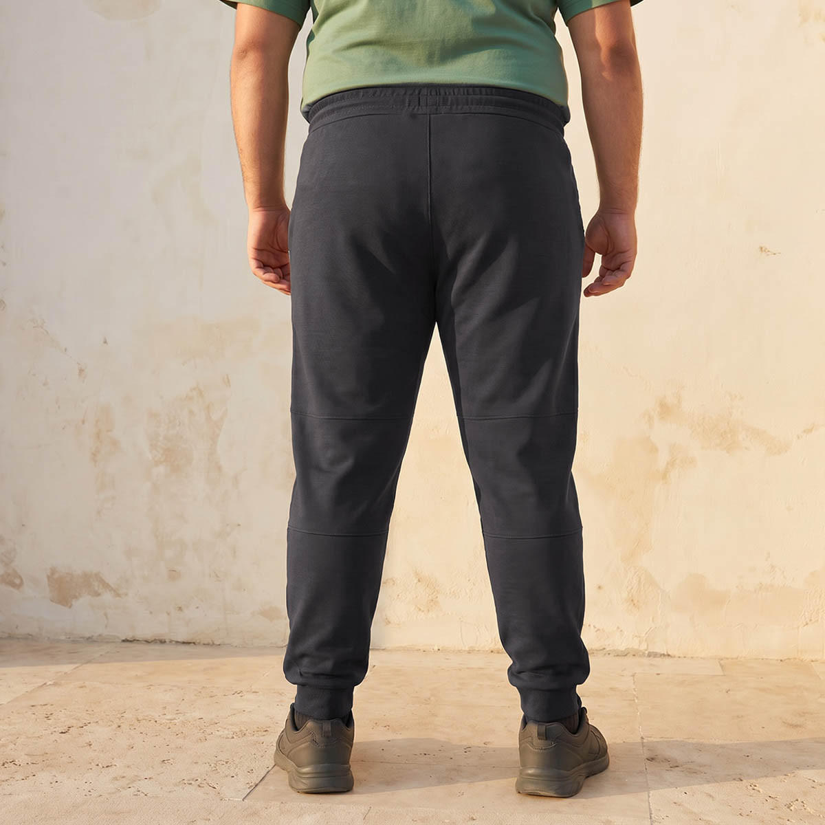 بنطلون رياضي بقصّة مريحة ورباط إغلاق وتفاصيل مقصوصة ومخيطة للرجال-men-clothing-bottoms-joggers-image-4