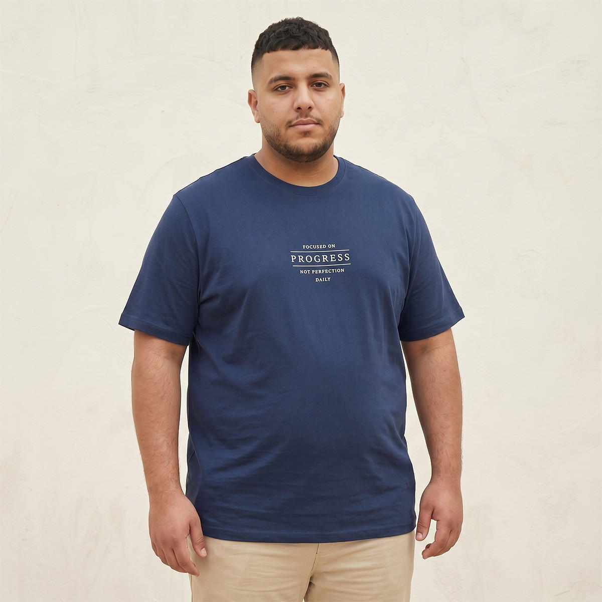 تيشيرت مقاس كبير بياقة ضيقة وأكمام قصيرة وطبعات شعار من سبلاش ماكسيم-men-clothing-tshirtsandpolos-tshirts-image-1