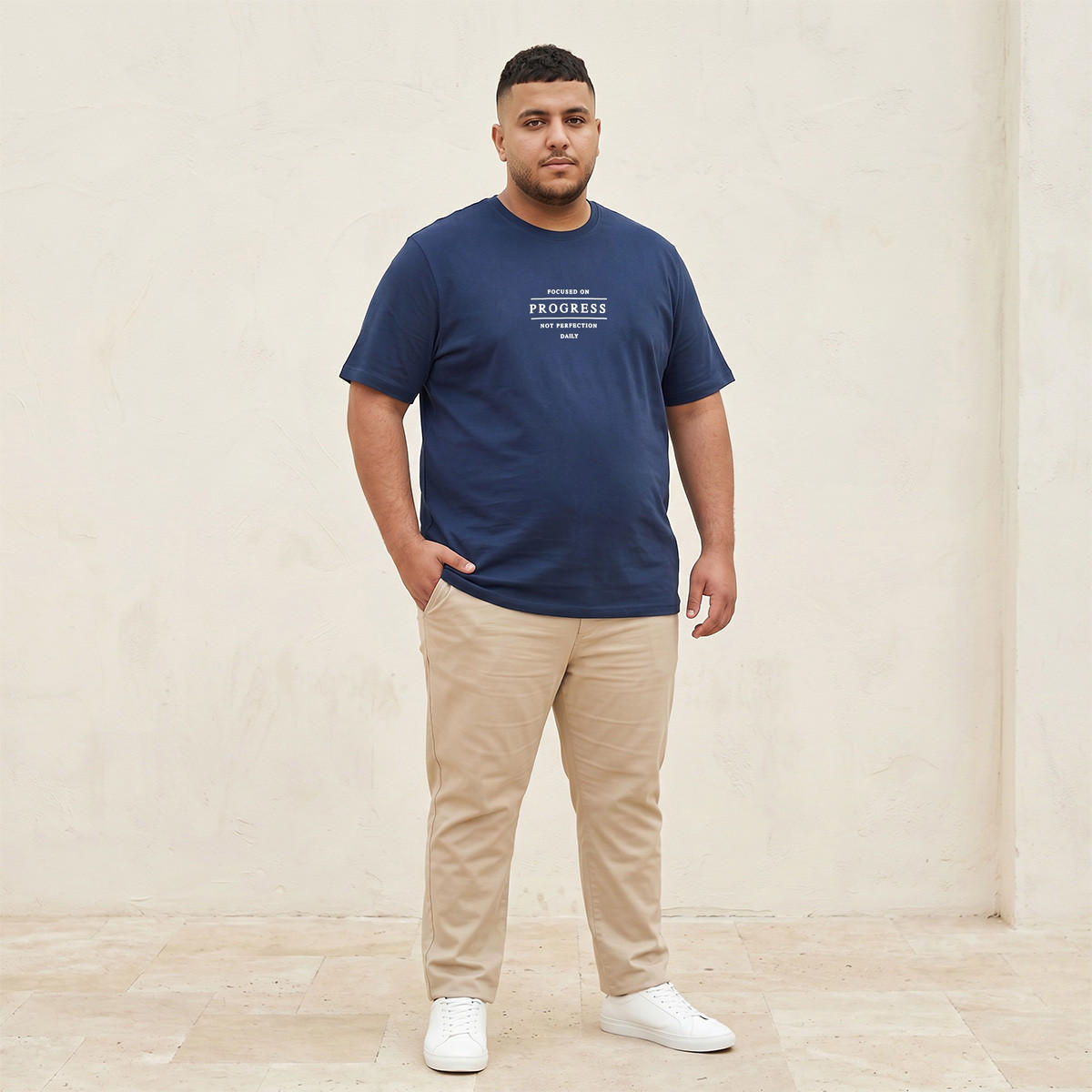 تيشيرت مقاس كبير بياقة ضيقة وأكمام قصيرة وطبعات شعار من سبلاش ماكسيم-men-clothing-tshirtsandpolos-tshirts-image-3