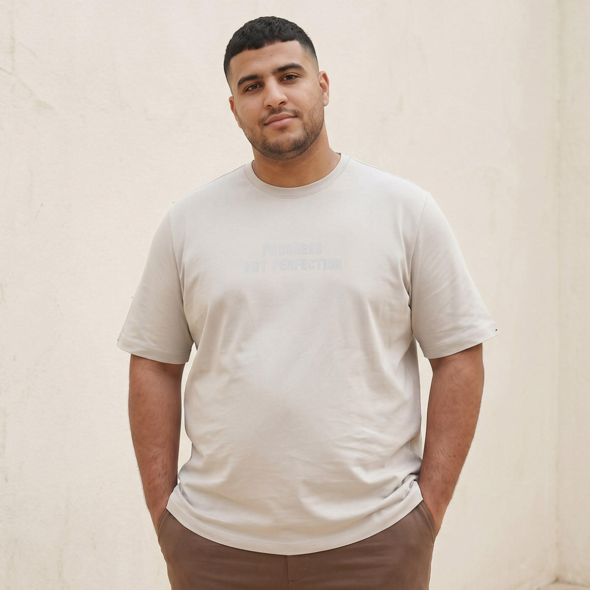 تيشيرت بياقة ضيقة وطبعات شعار وأكمام قصيرة ماكسيم بلس من سبلاش-men-clothing-tshirtsandpolos-tshirts-image-1