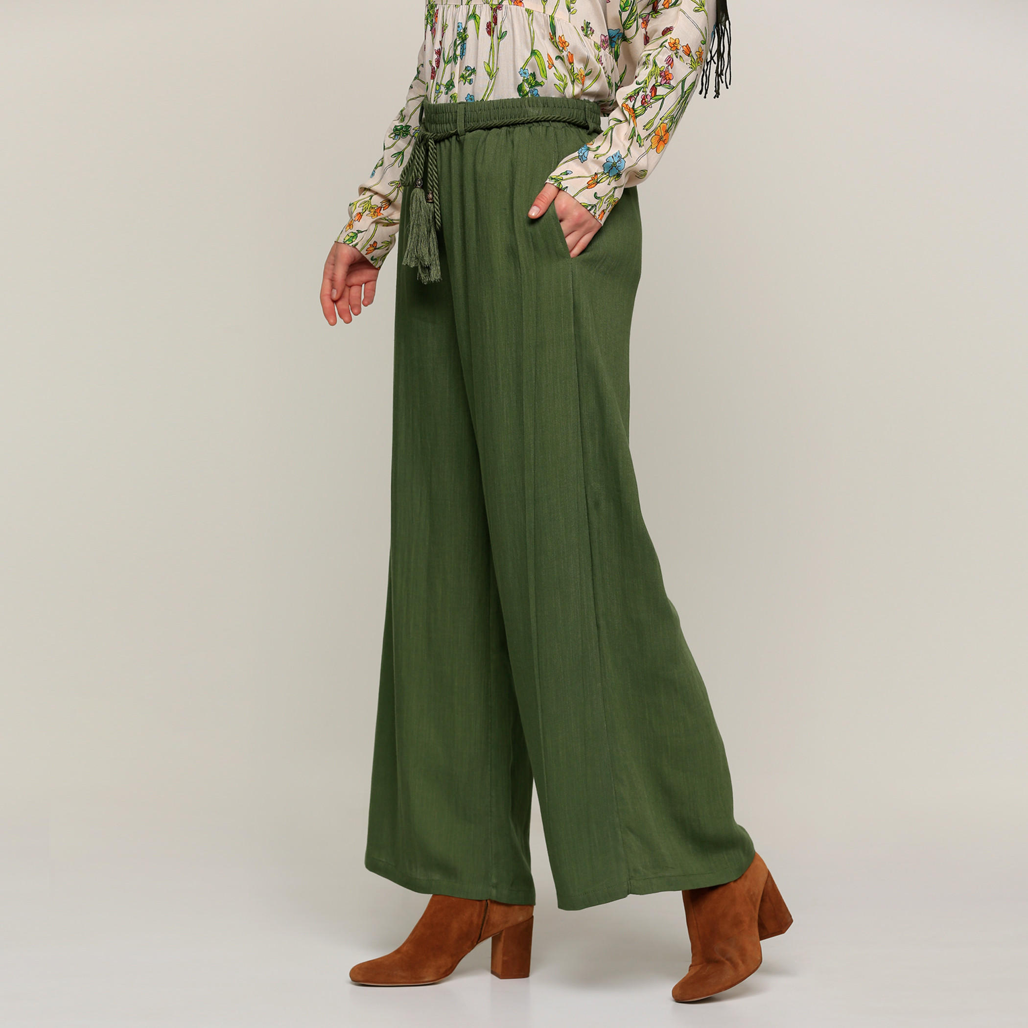 بنطال بالازو طويل بخصر مطّاطي وجيوب-women-clothing-bottoms-trousers-image-3