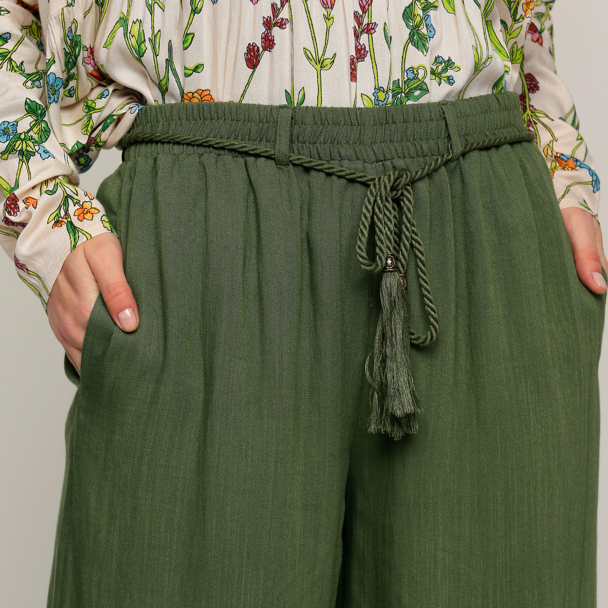 بنطال بالازو طويل بخصر مطّاطي وجيوب-women-clothing-bottoms-trousers-image-4