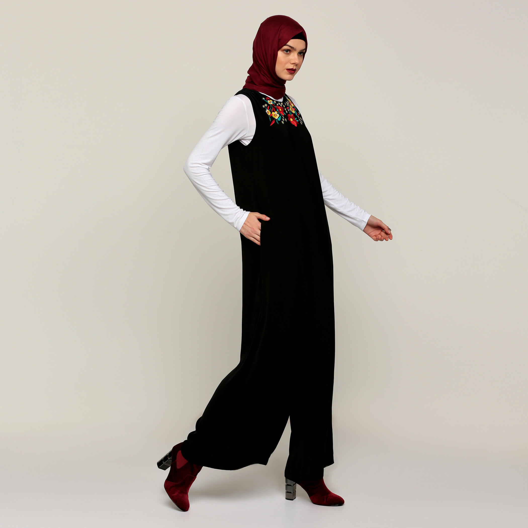 أفرول مطرز بجيب ودون أكمام-women-clothing-jumpsuits-image-3