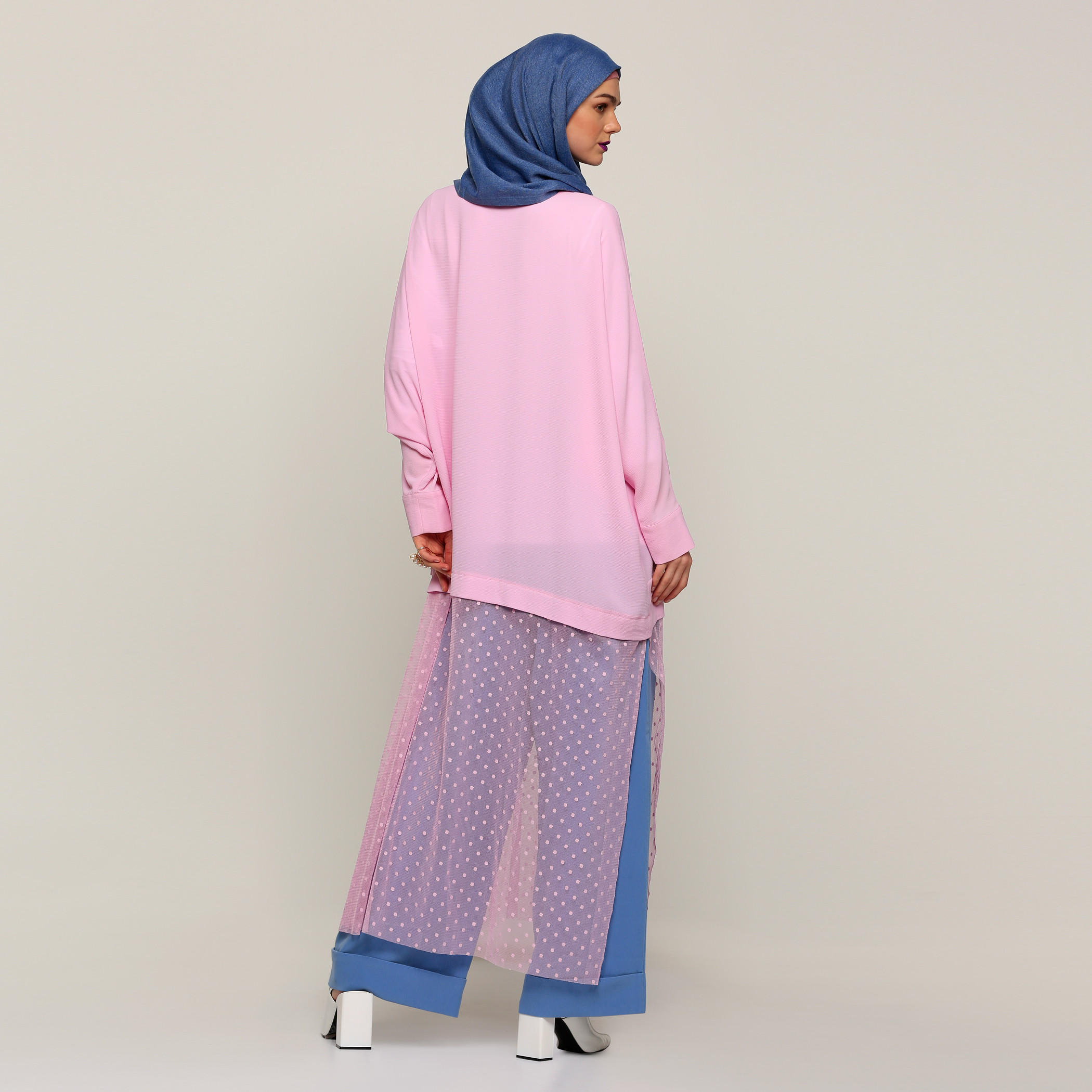 بلوزة بأكمام طويلة مُزيّنة بالدانتيل-women-clothing-shirtsandblouses-blouses-image-2