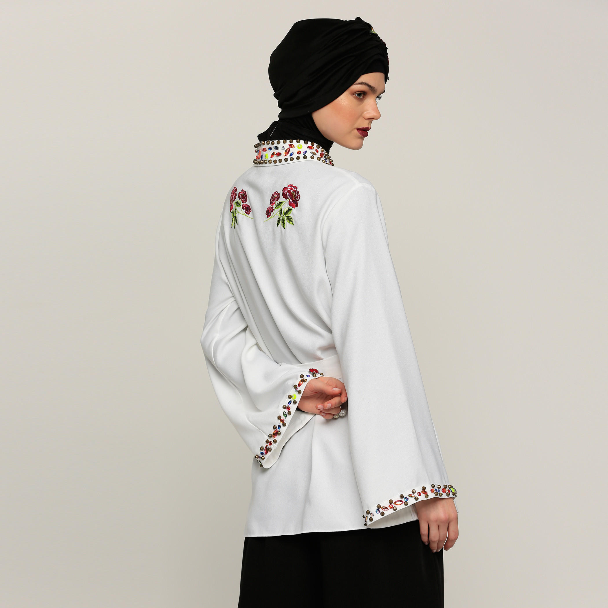 بلوزة بتزيينات وأكمام طويلة وحزام رباط-women-clothing-shirtsandblouses-blouses-image-2