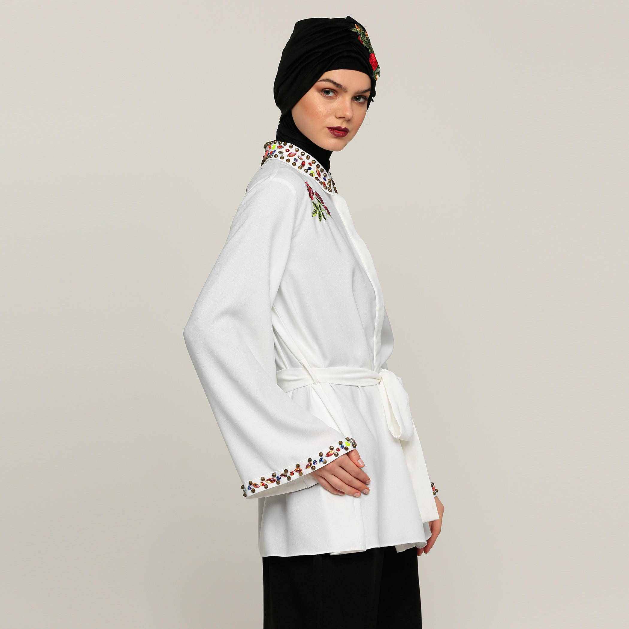 بلوزة بتزيينات وأكمام طويلة وحزام رباط-women-clothing-shirtsandblouses-blouses-image-3